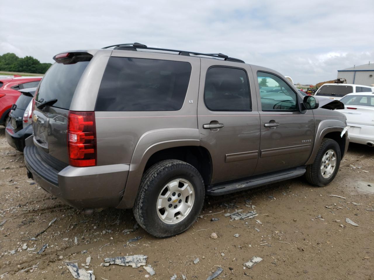 Photo 2 VIN: 1GNSKBE05DR322844 - CHEVROLET TAHOE 