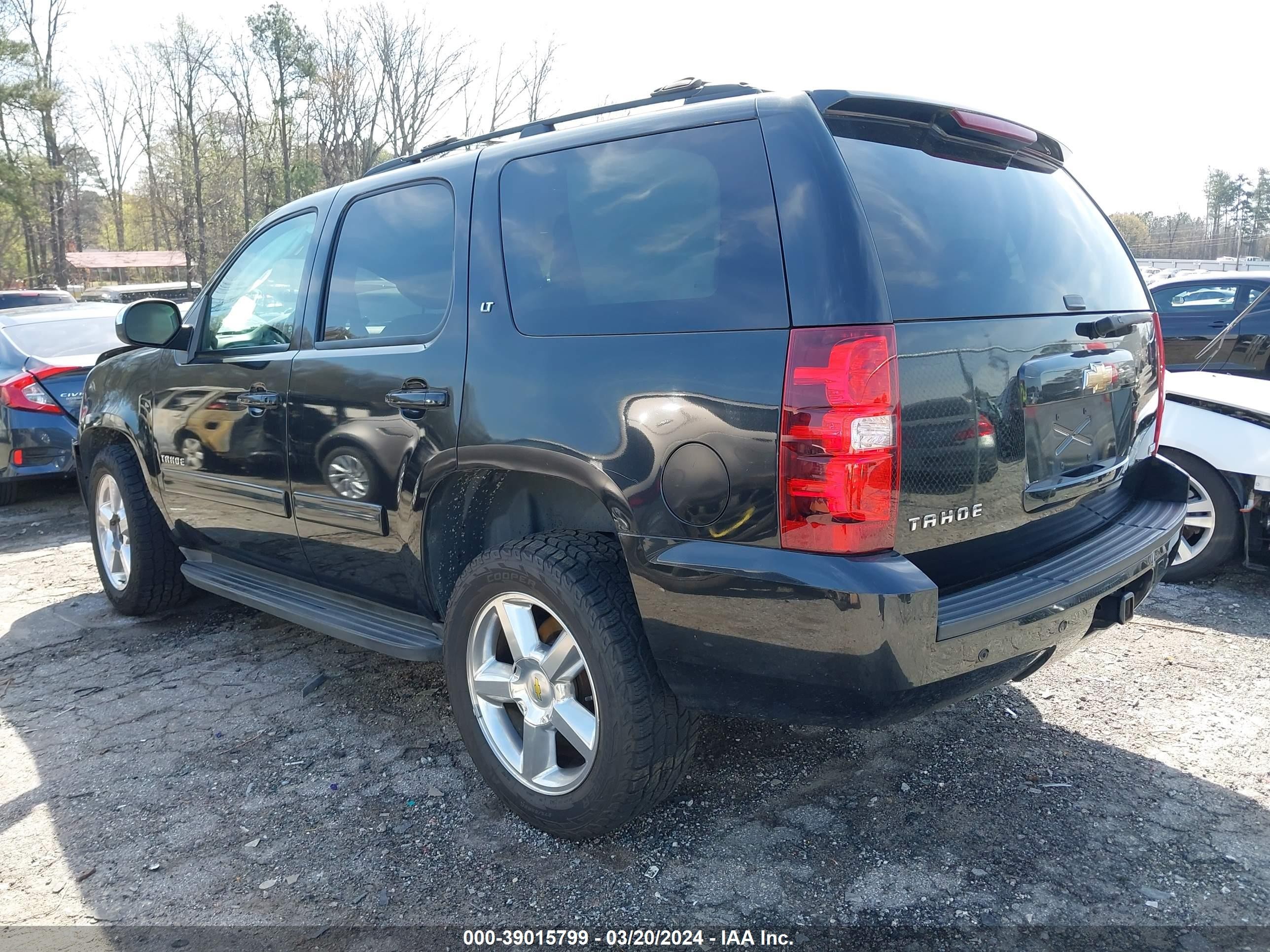 Photo 2 VIN: 1GNSKBE06BR277457 - CHEVROLET TAHOE 