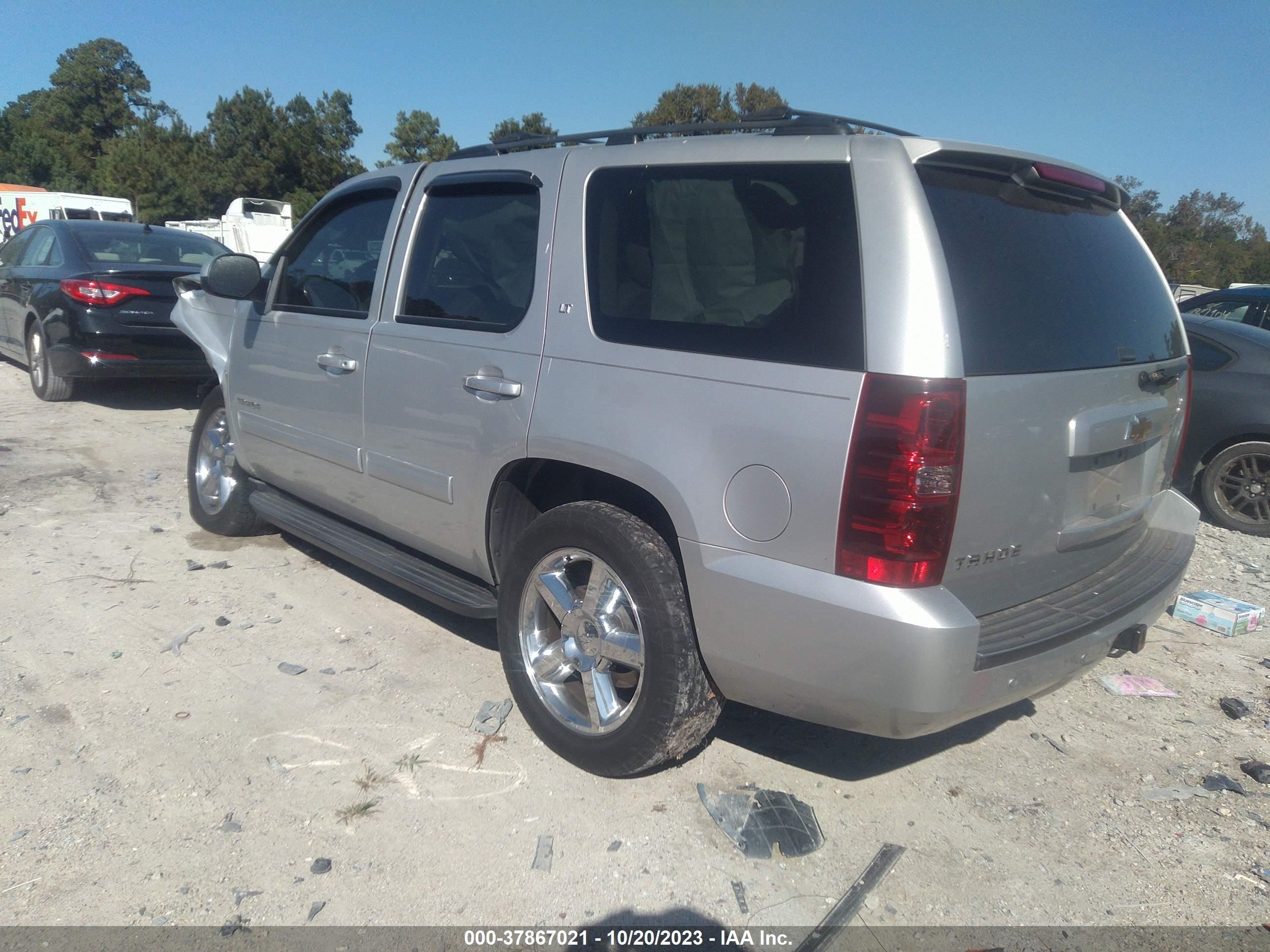 Photo 2 VIN: 1GNSKBE06BR355333 - CHEVROLET TAHOE 