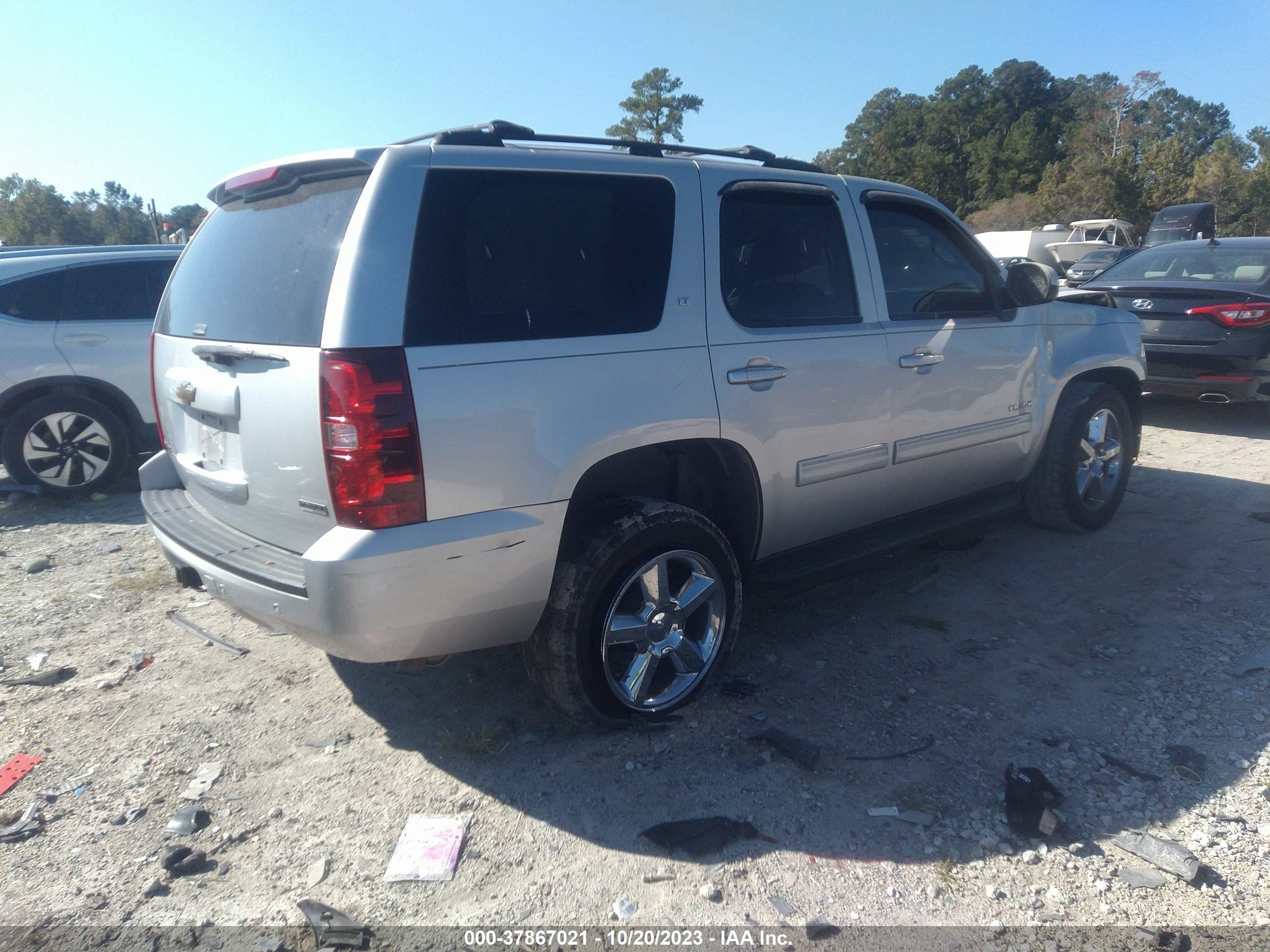 Photo 3 VIN: 1GNSKBE06BR355333 - CHEVROLET TAHOE 