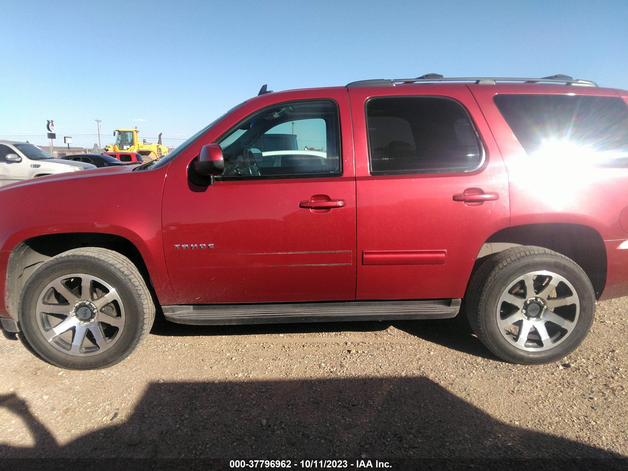 Photo 13 VIN: 1GNSKBE06ER242941 - CHEVROLET TAHOE 