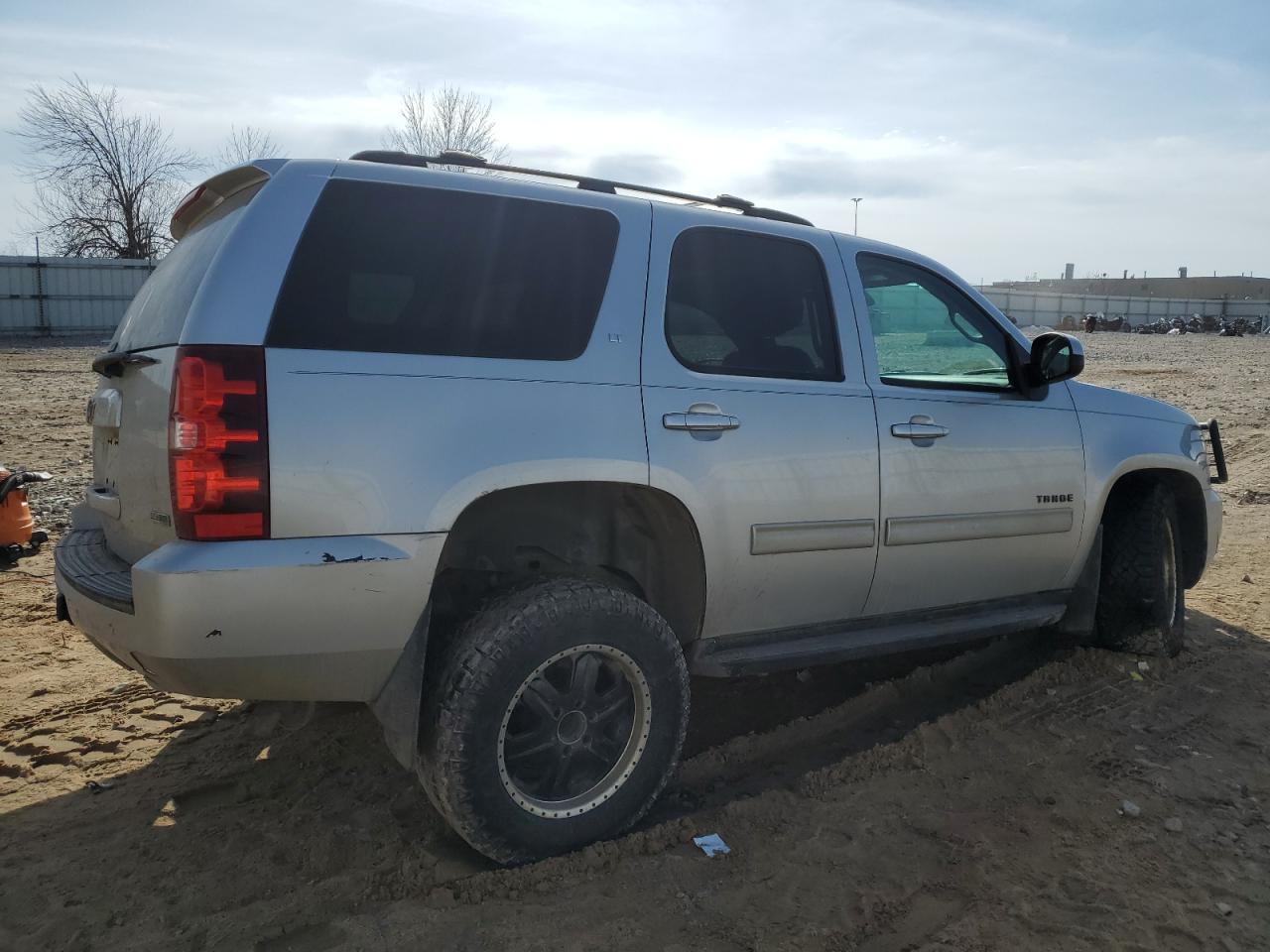 Photo 2 VIN: 1GNSKBE09CR135461 - CHEVROLET TAHOE 