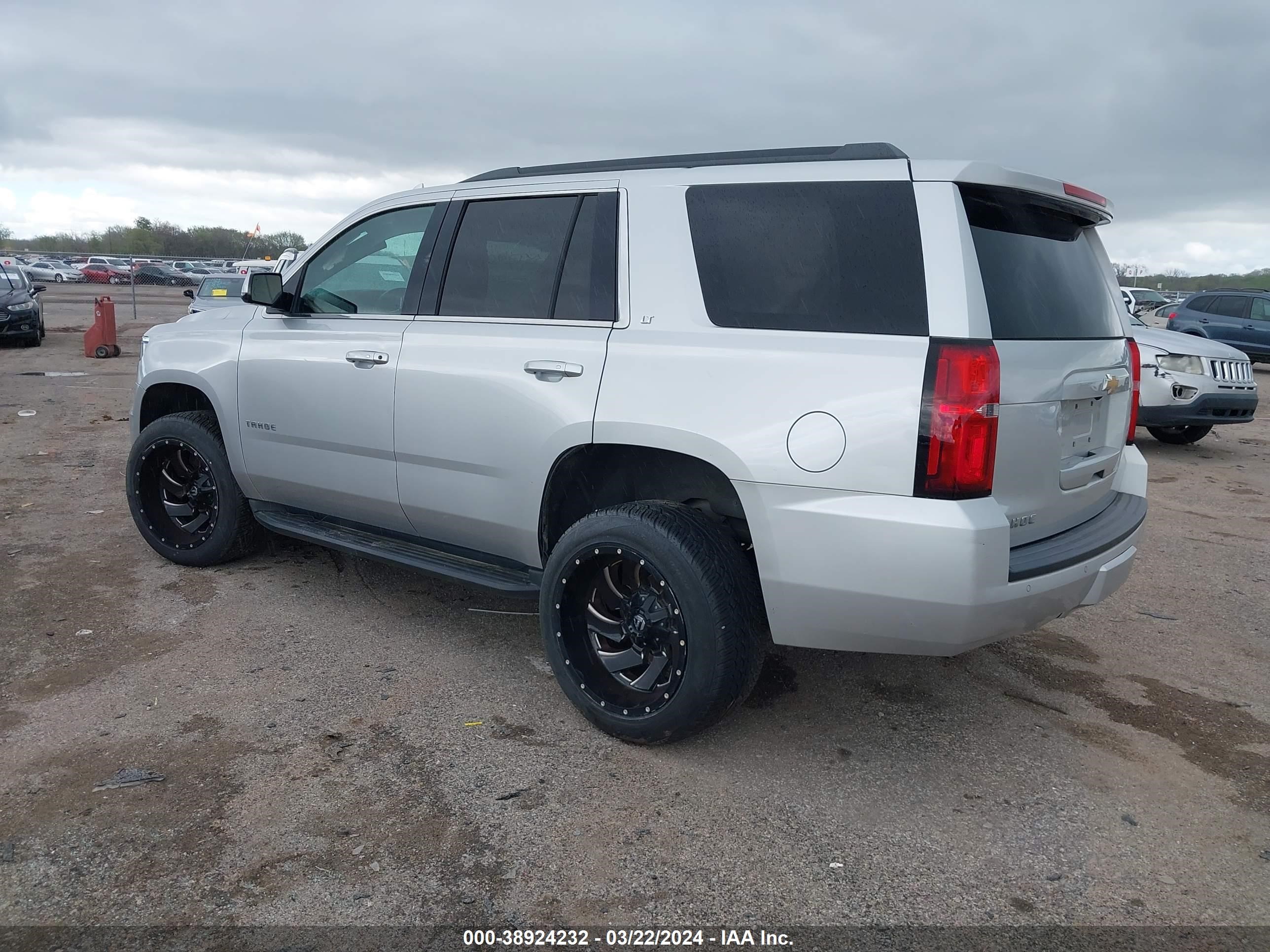 Photo 2 VIN: 1GNSKBKC1GR290381 - CHEVROLET TAHOE 