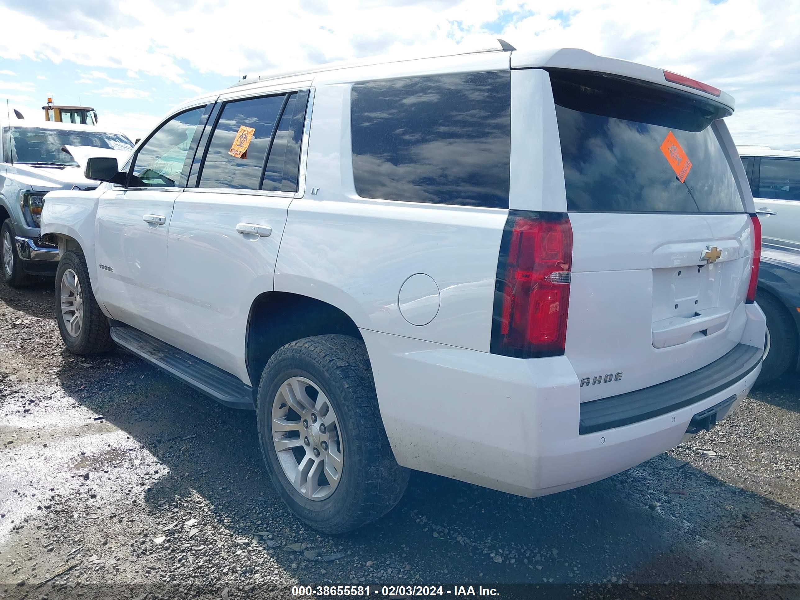 Photo 2 VIN: 1GNSKBKC1JR267710 - CHEVROLET TAHOE 