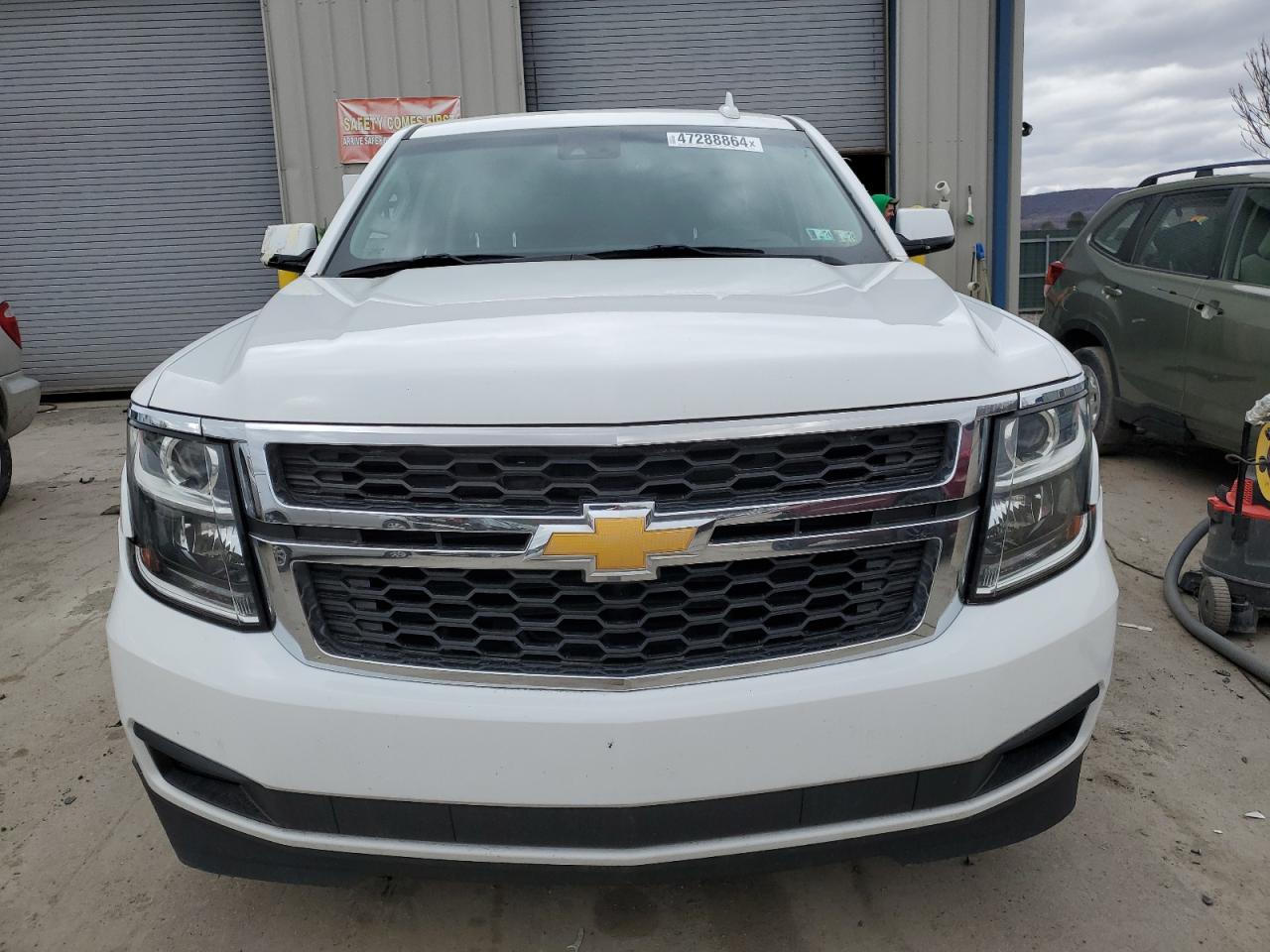 Photo 4 VIN: 1GNSKBKC1JR371274 - CHEVROLET TAHOE 