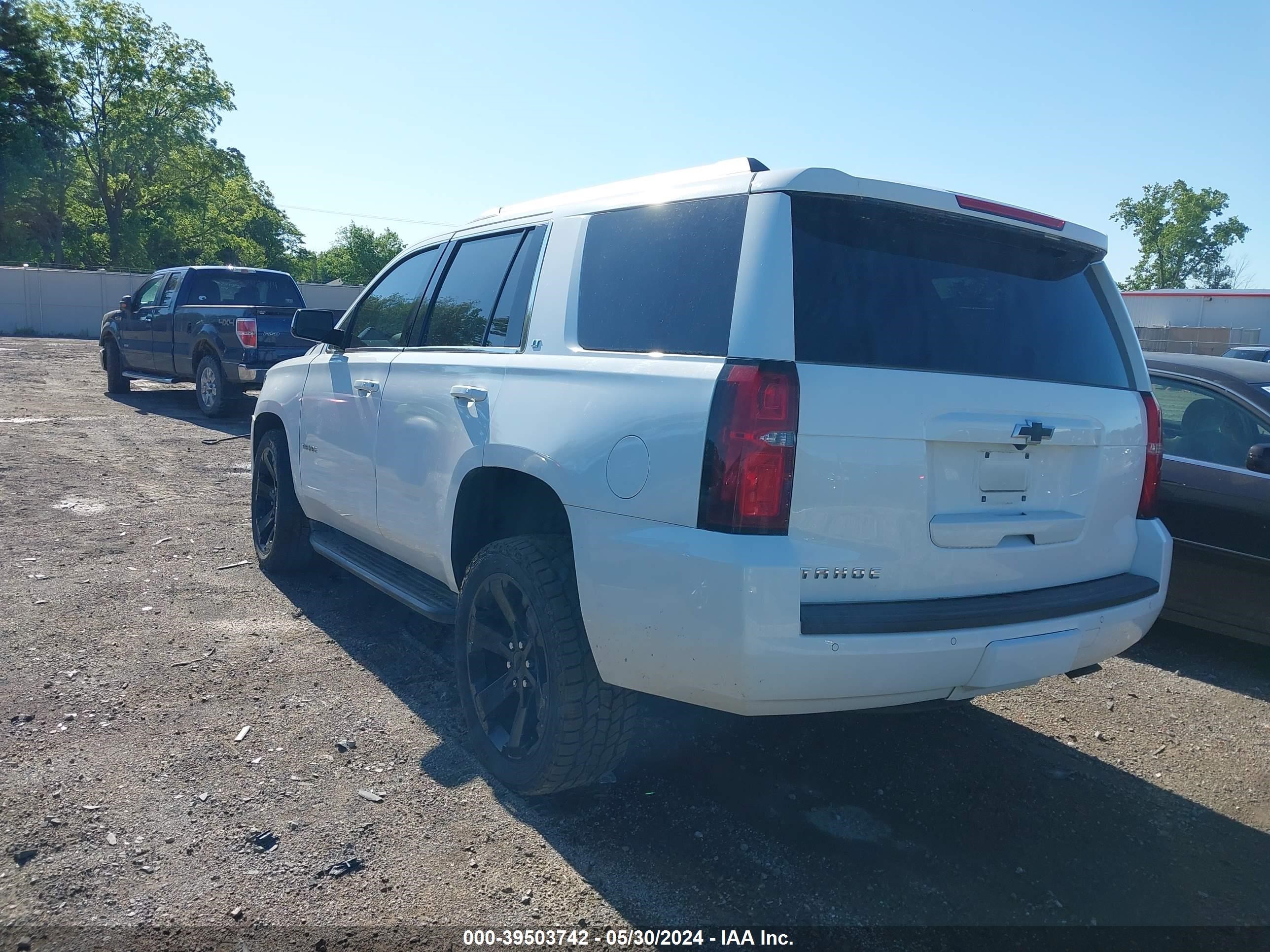 Photo 2 VIN: 1GNSKBKC5GR454053 - CHEVROLET TAHOE 