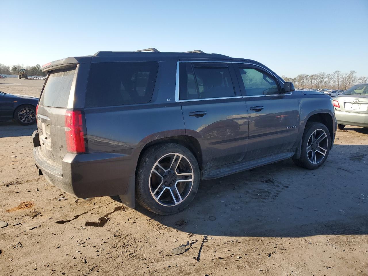 Photo 2 VIN: 1GNSKBKC6JR257741 - CHEVROLET TAHOE 