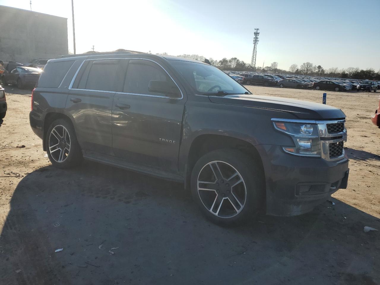 Photo 3 VIN: 1GNSKBKC6JR257741 - CHEVROLET TAHOE 