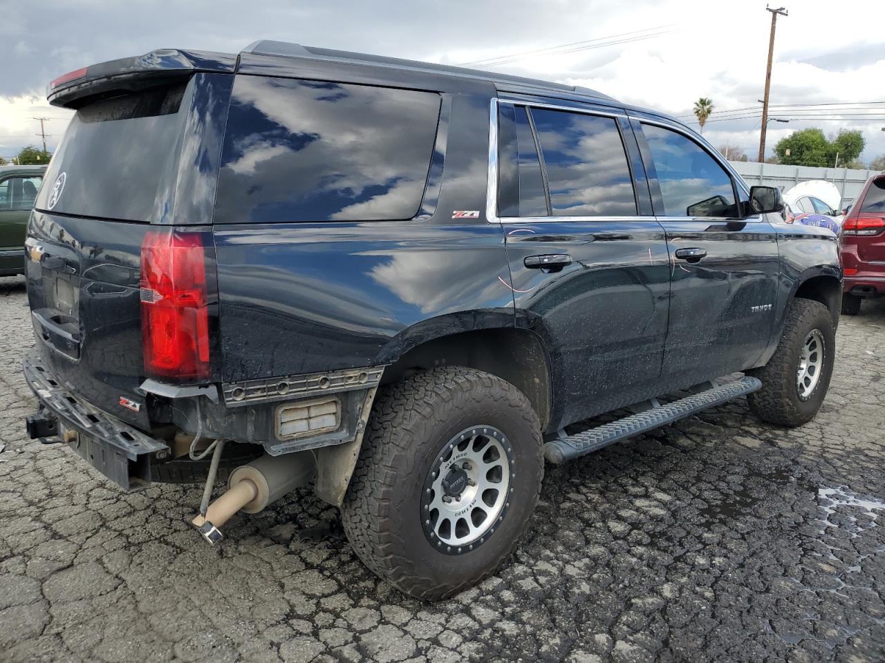 Photo 2 VIN: 1GNSKBKC8HR357379 - CHEVROLET TAHOE 