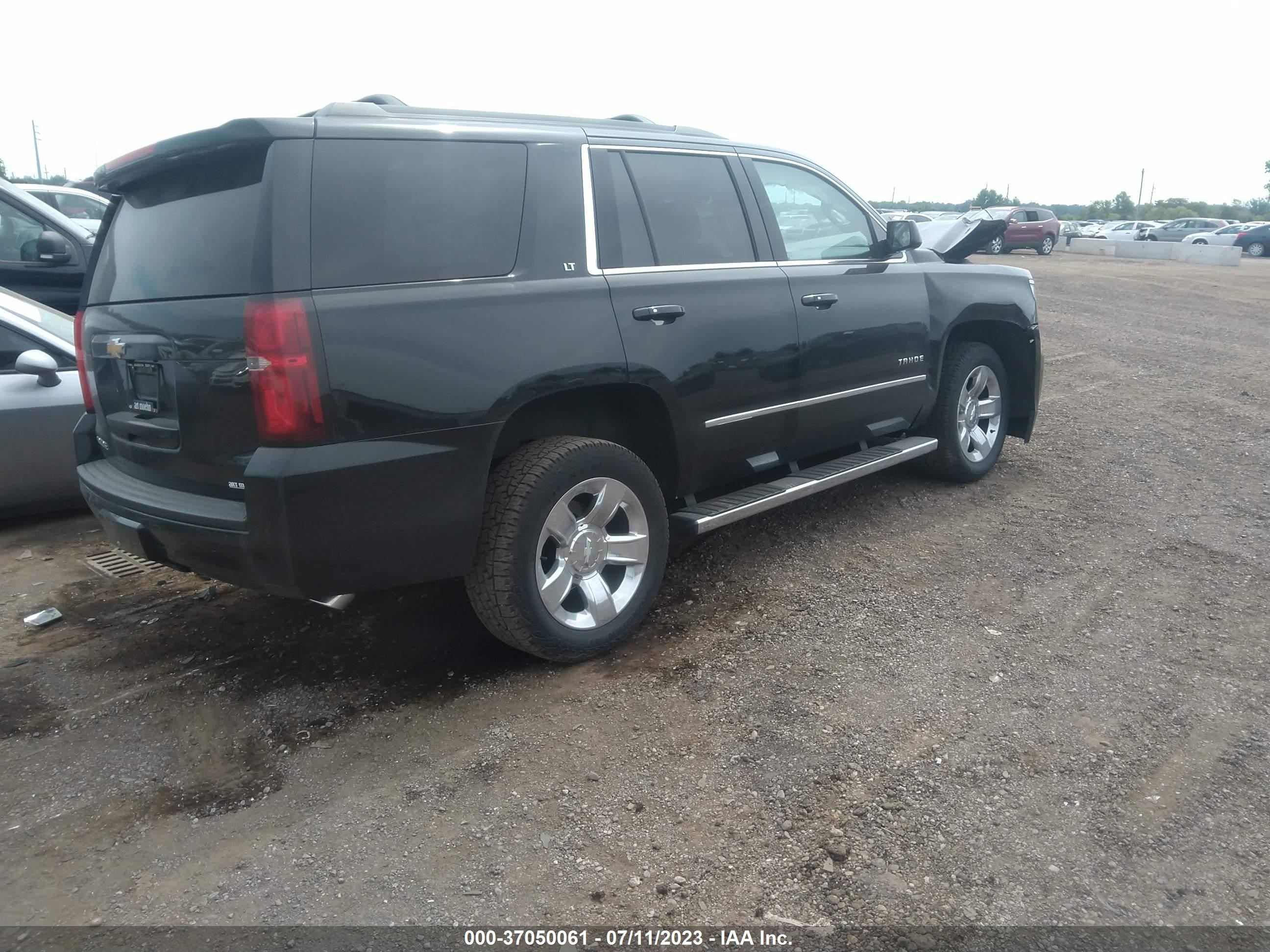 Photo 3 VIN: 1GNSKBKC9JR137836 - CHEVROLET TAHOE 