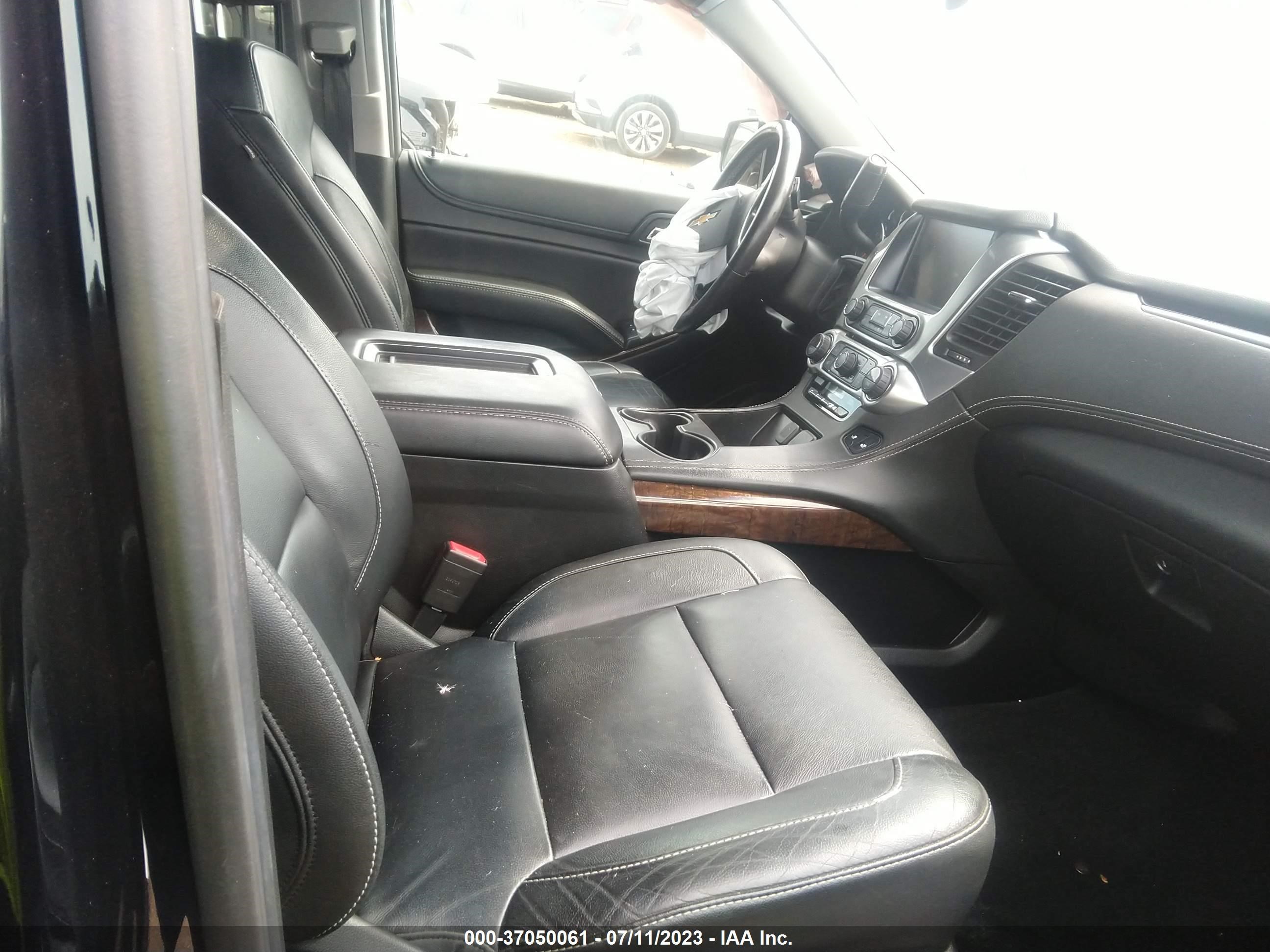 Photo 4 VIN: 1GNSKBKC9JR137836 - CHEVROLET TAHOE 