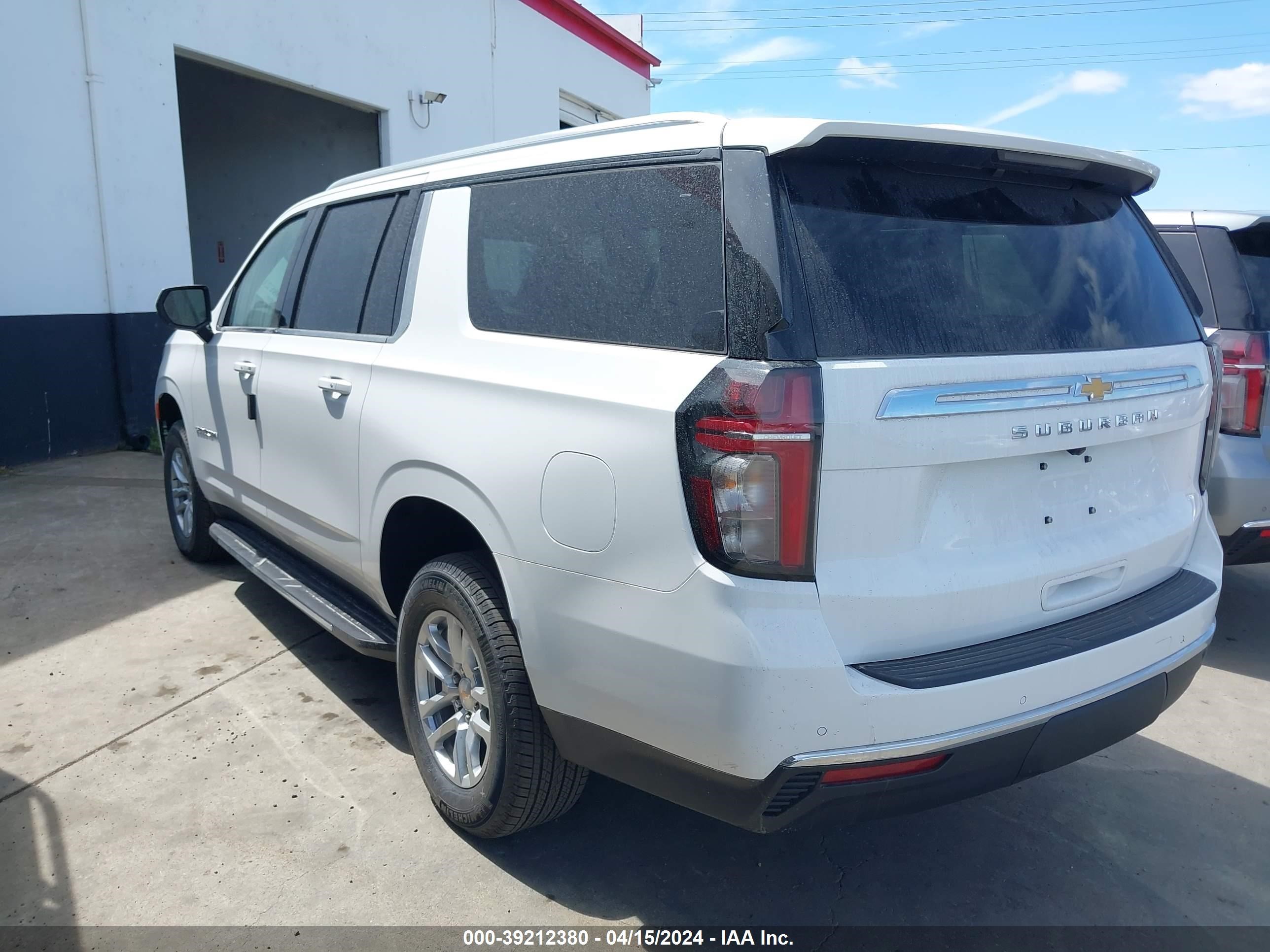 Photo 2 VIN: 1GNSKBKD2RR177437 - CHEVROLET SUBURBAN 