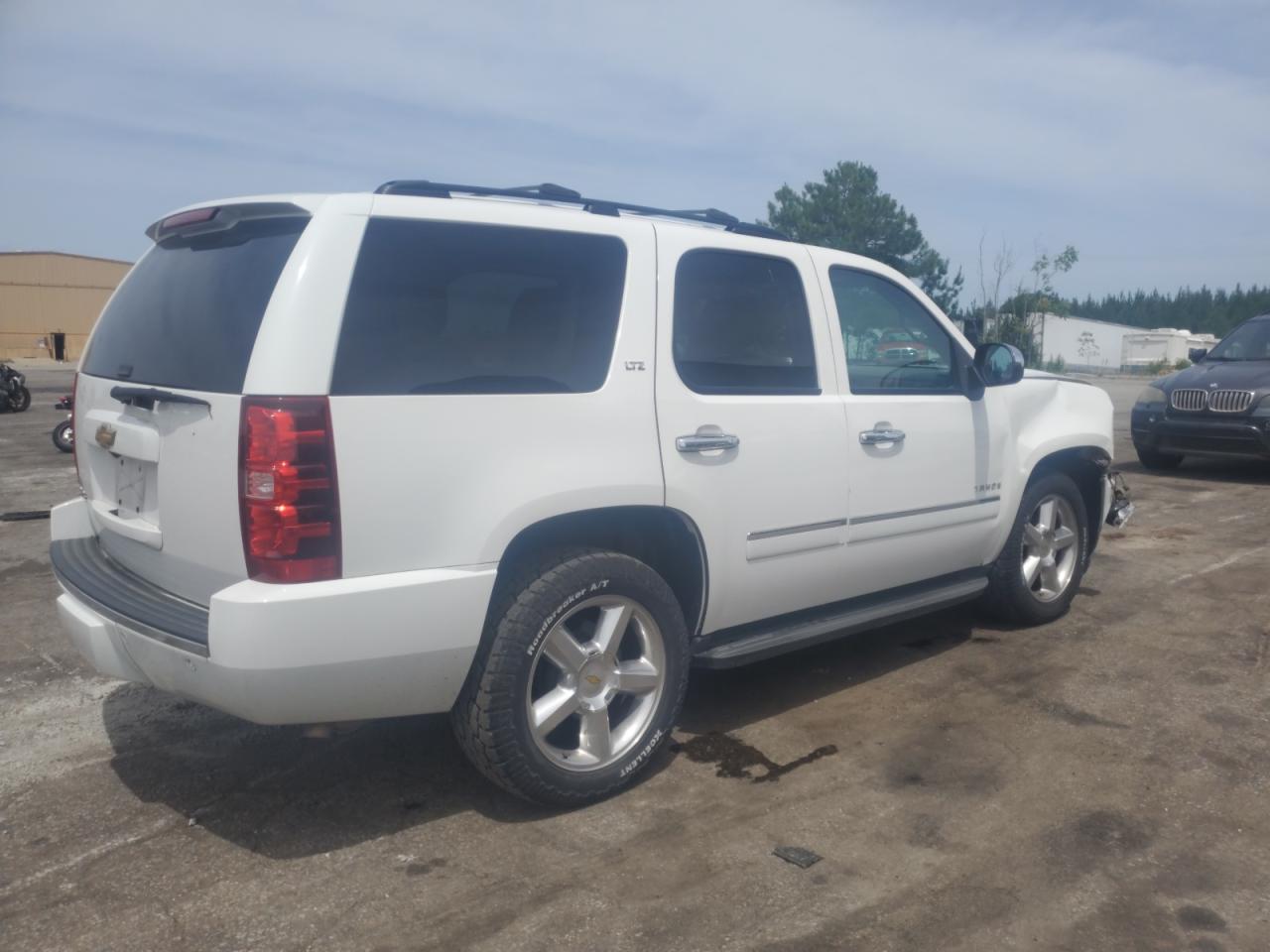 Photo 2 VIN: 1GNSKCE00DR251509 - CHEVROLET TAHOE 