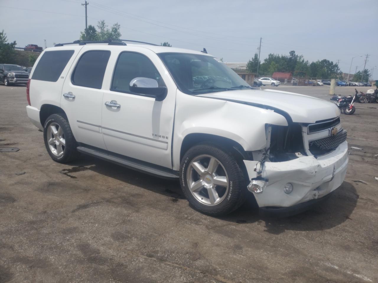 Photo 3 VIN: 1GNSKCE00DR251509 - CHEVROLET TAHOE 