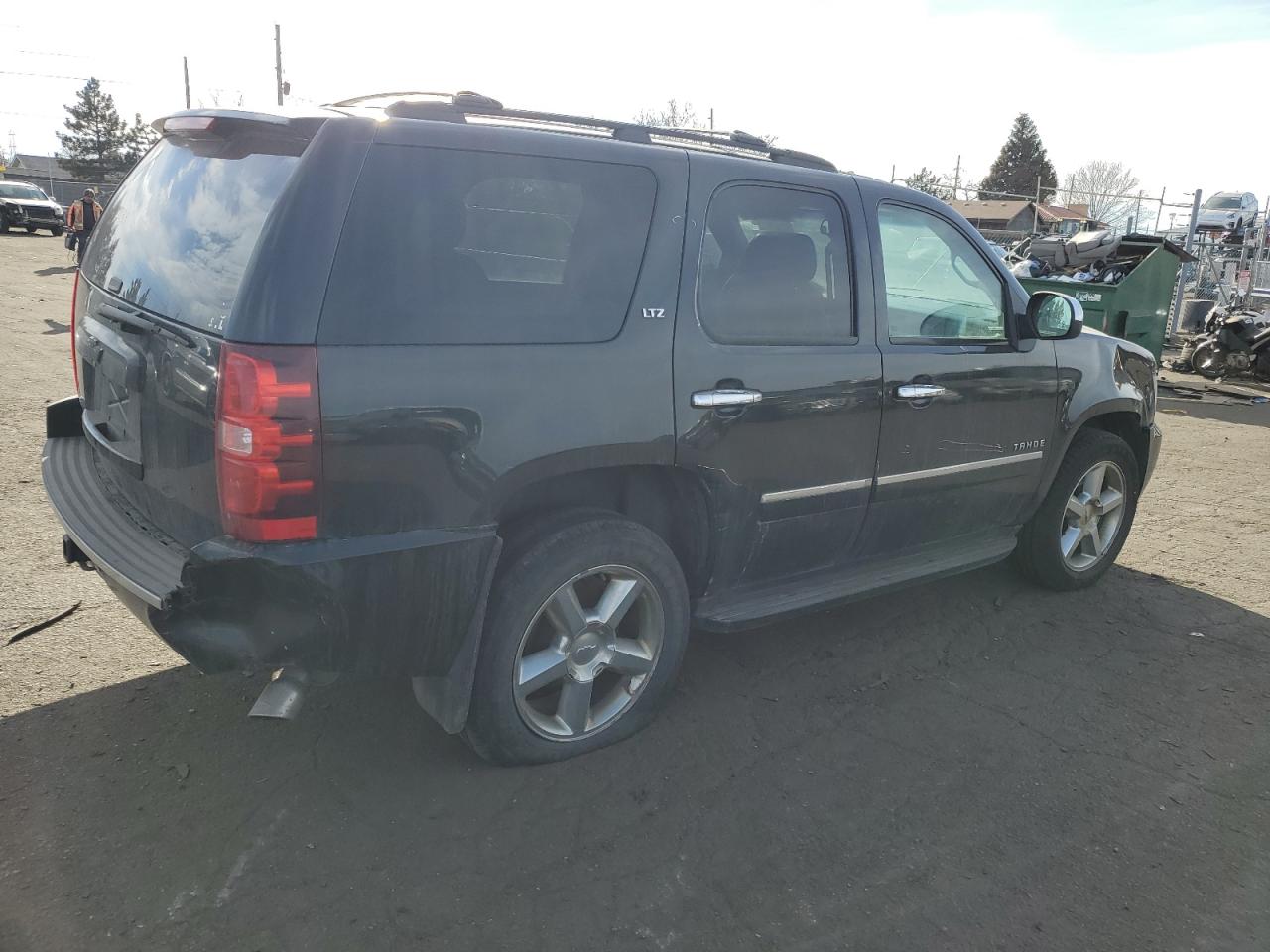 Photo 3 VIN: 1GNSKCE00DR322286 - CHEVROLET TAHOE 