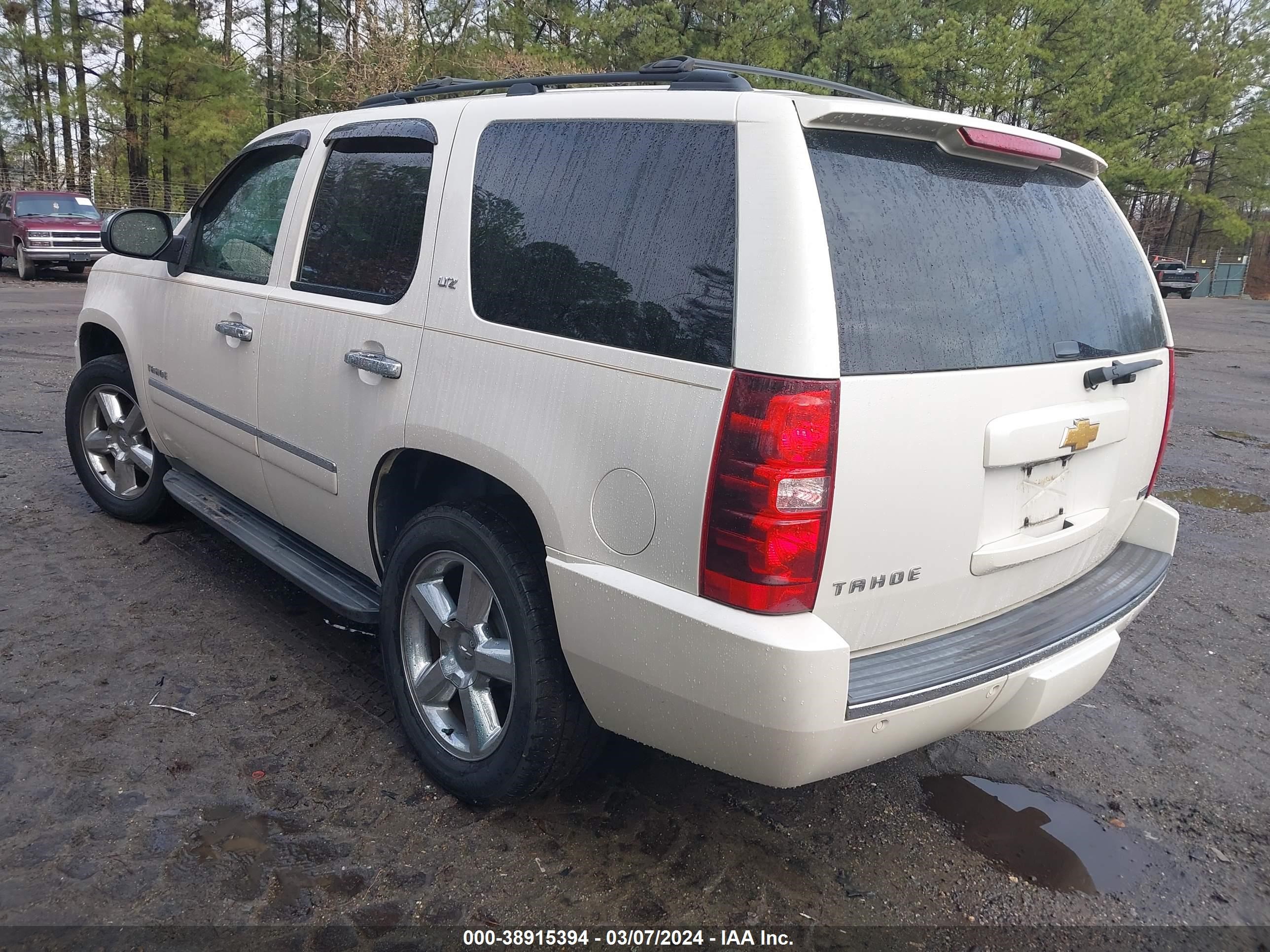 Photo 2 VIN: 1GNSKCE01BR117153 - CHEVROLET TAHOE 