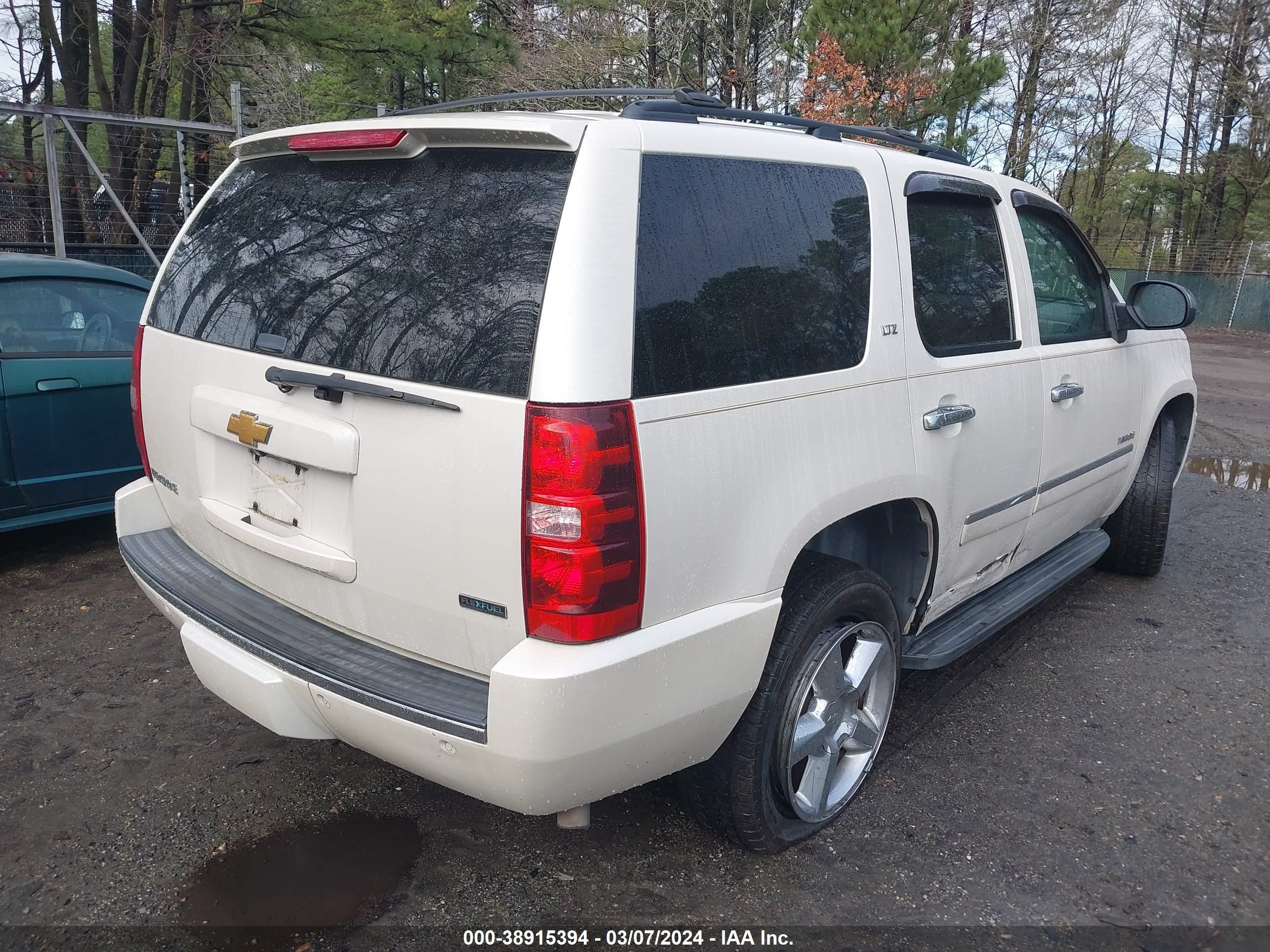 Photo 3 VIN: 1GNSKCE01BR117153 - CHEVROLET TAHOE 