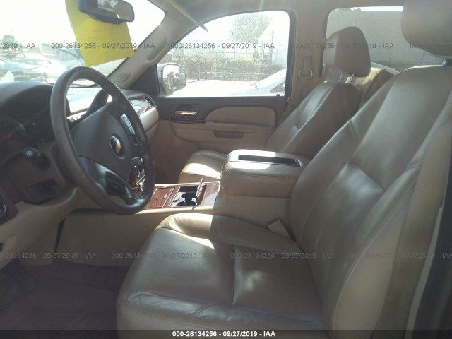 Photo 4 VIN: 1GNSKCE01BR127522 - CHEVROLET TAHOE 