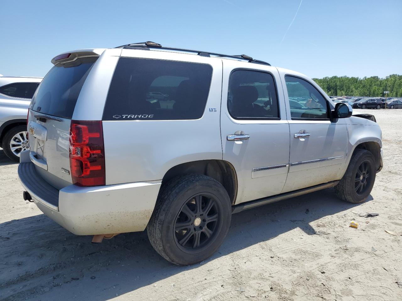 Photo 2 VIN: 1GNSKCE02CR151765 - CHEVROLET TAHOE 