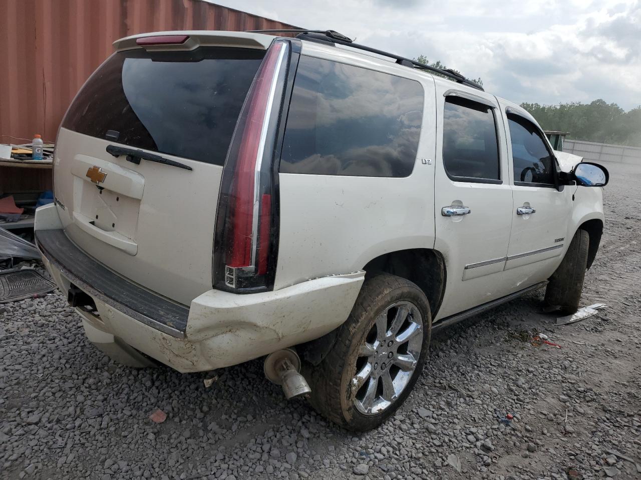 Photo 2 VIN: 1GNSKCE03DR234381 - CHEVROLET TAHOE 