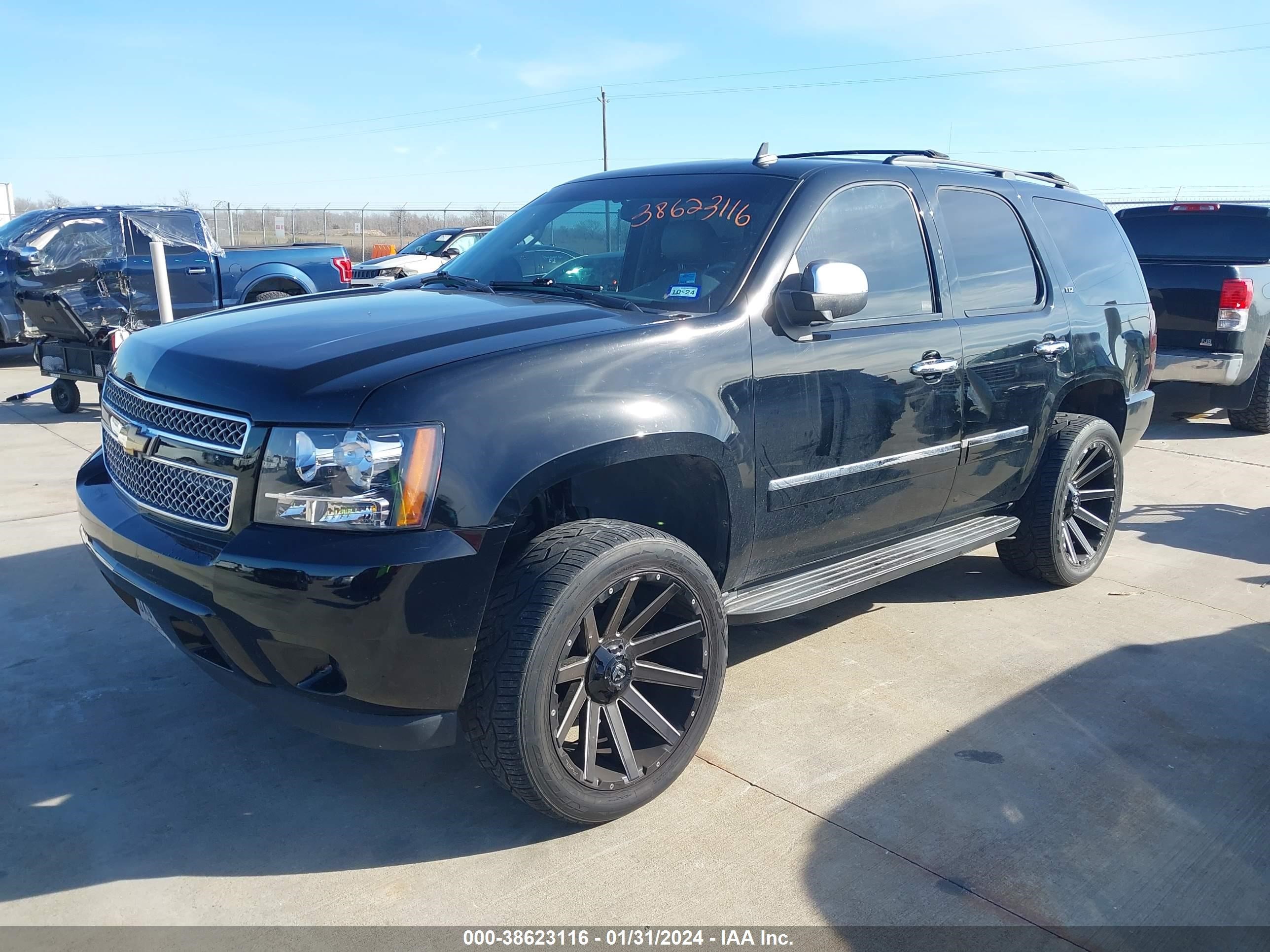 Photo 1 VIN: 1GNSKCE04BR137655 - CHEVROLET TAHOE 