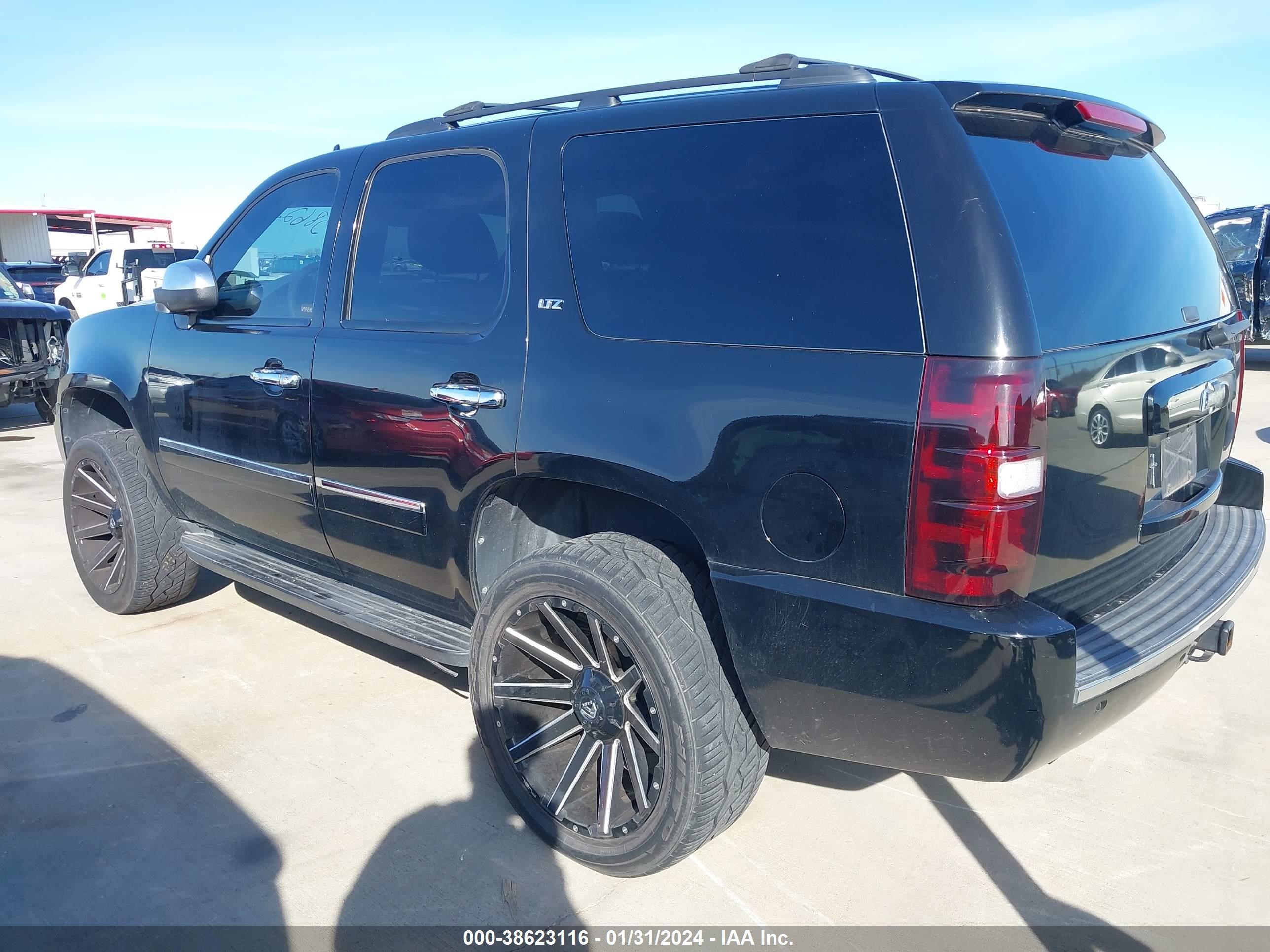 Photo 2 VIN: 1GNSKCE04BR137655 - CHEVROLET TAHOE 