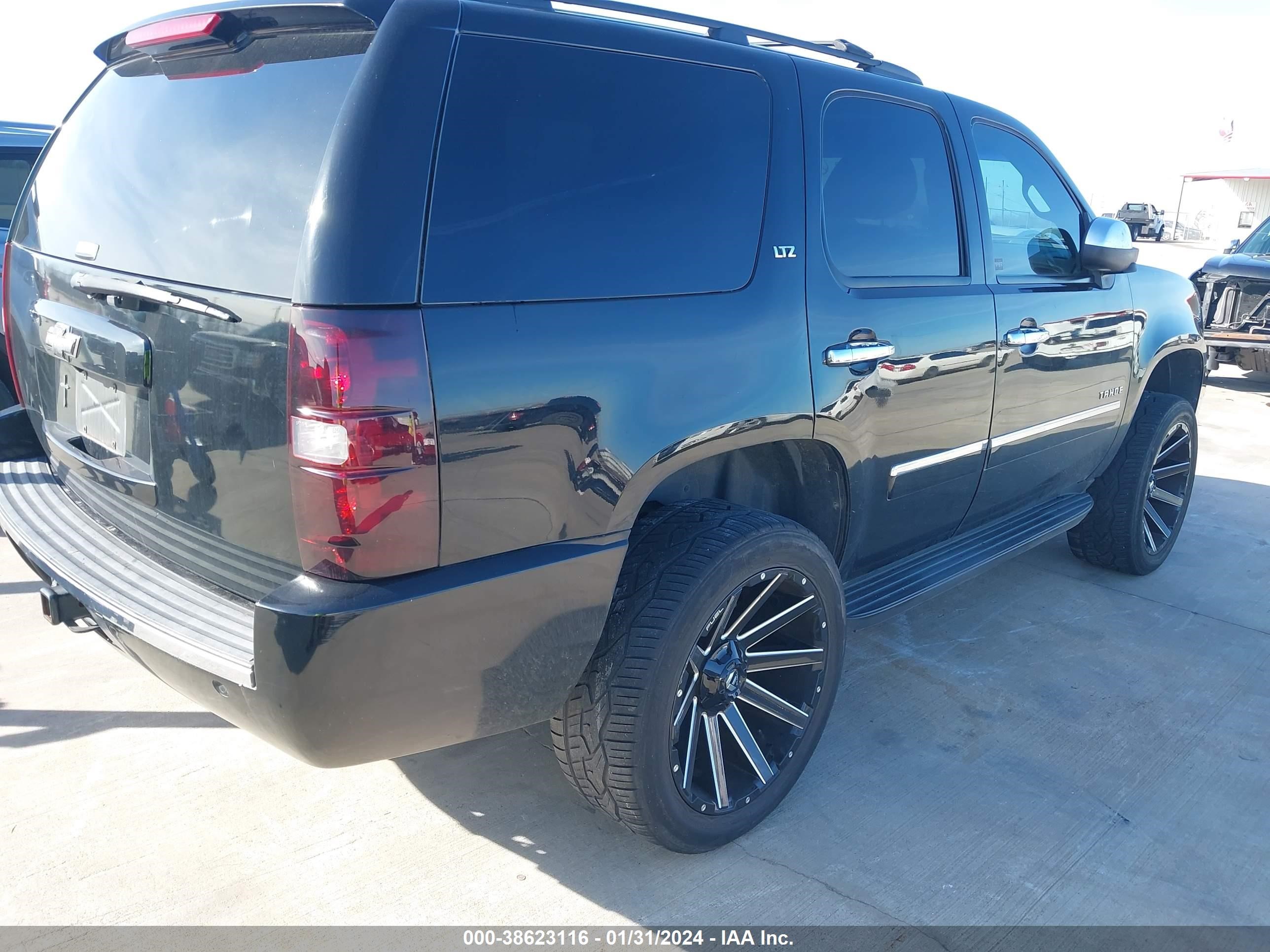 Photo 3 VIN: 1GNSKCE04BR137655 - CHEVROLET TAHOE 