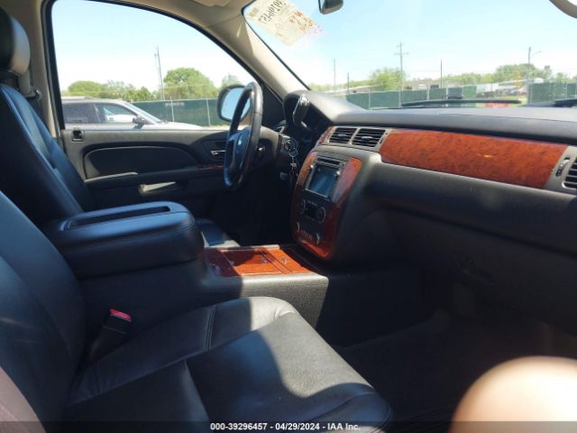 Photo 4 VIN: 1GNSKCE04BR311871 - CHEVROLET TAHOE 