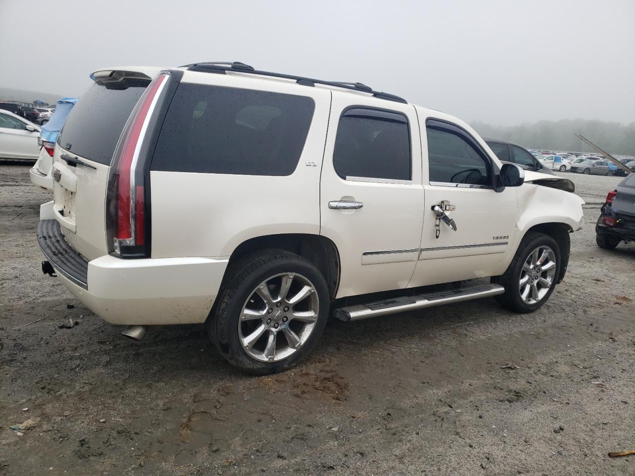 Photo 2 VIN: 1GNSKCE05DR252770 - CHEVROLET TAHOE 