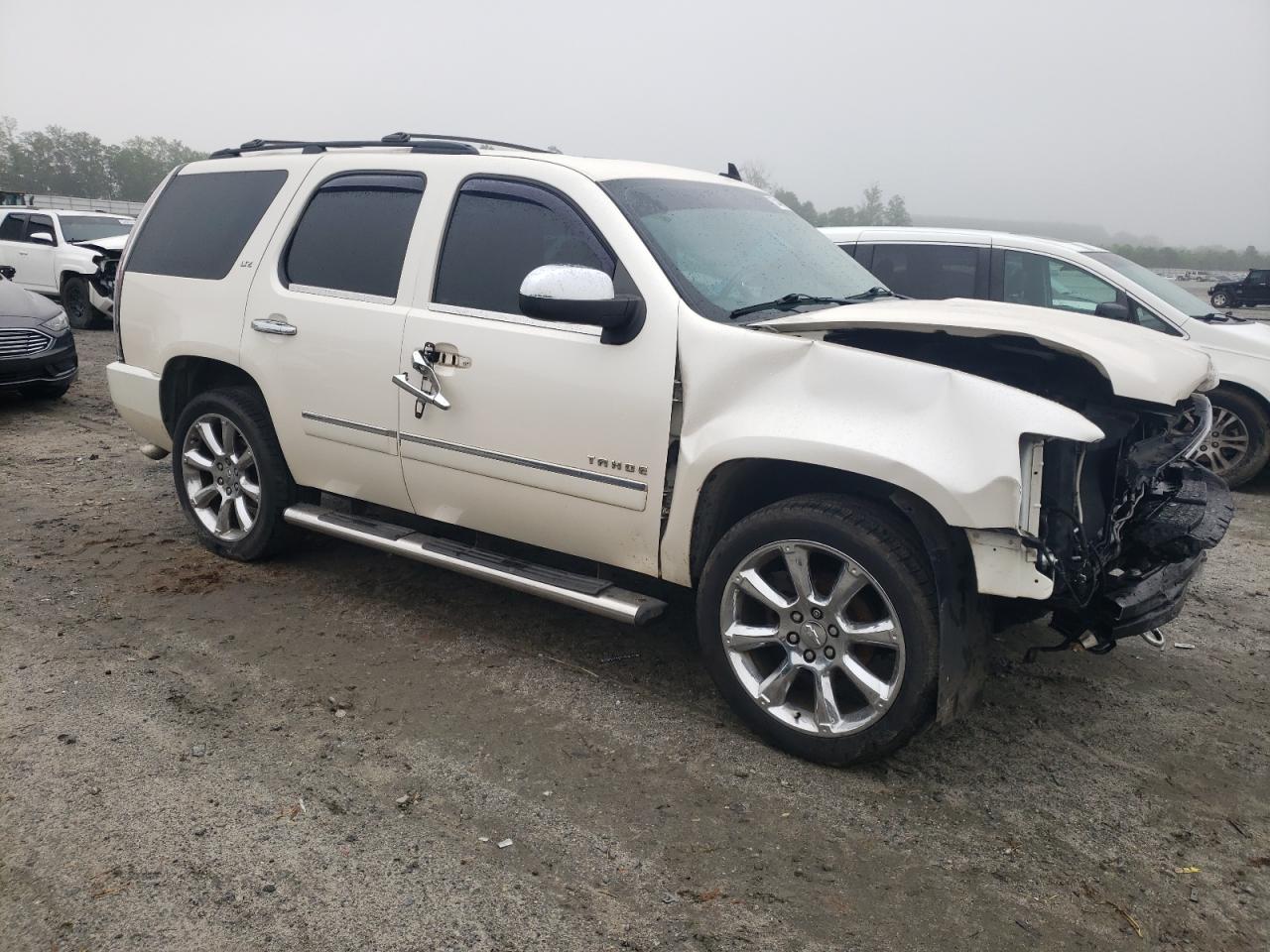 Photo 3 VIN: 1GNSKCE05DR252770 - CHEVROLET TAHOE 