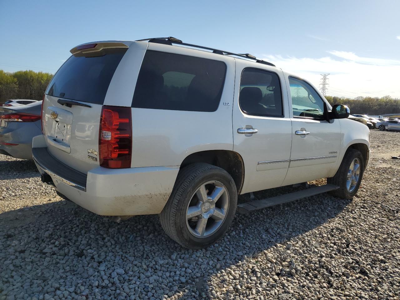 Photo 2 VIN: 1GNSKCE06BR274208 - CHEVROLET TAHOE 