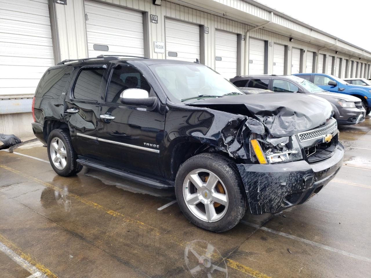 Photo 3 VIN: 1GNSKCE07DR184682 - CHEVROLET TAHOE 