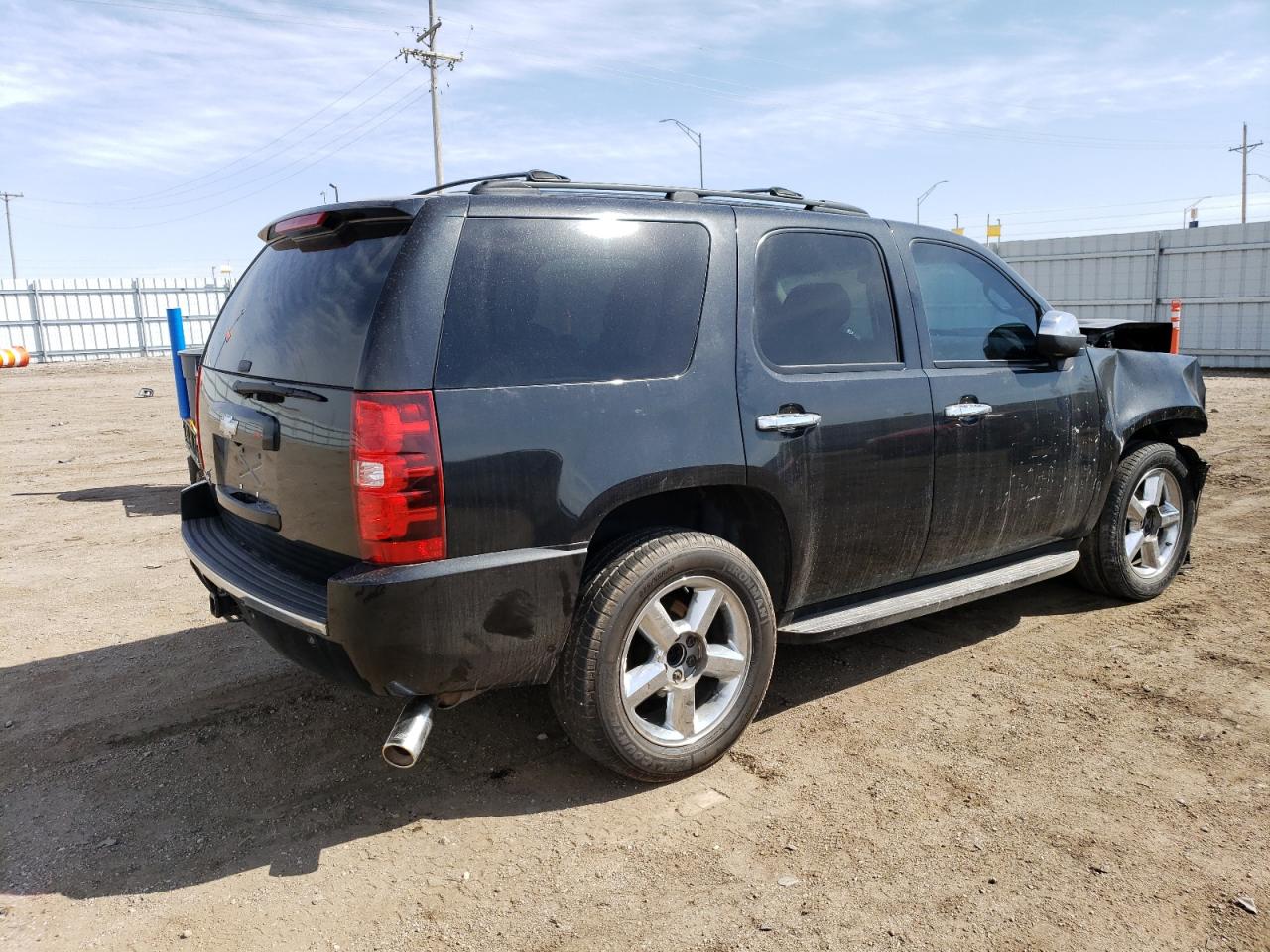 Photo 2 VIN: 1GNSKCE08BR171100 - CHEVROLET TAHOE 