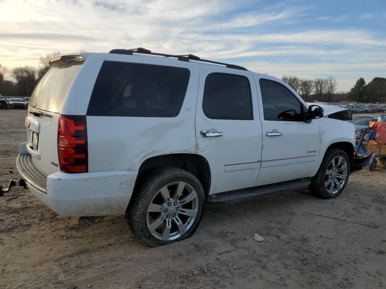 Photo 2 VIN: 1GNSKCE09CR222315 - CHEVROLET TAHOE 