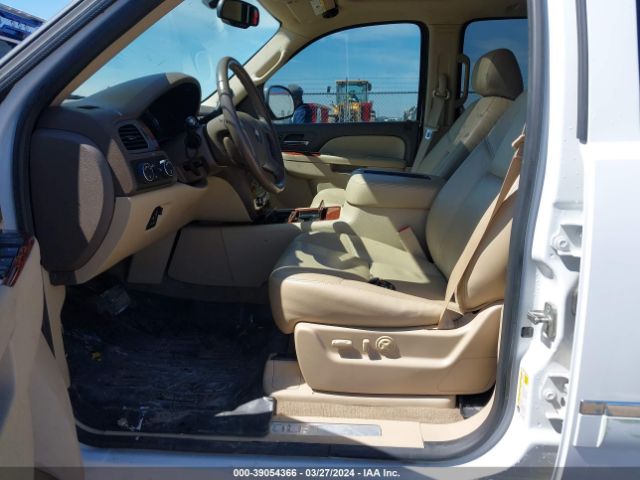 Photo 4 VIN: 1GNSKCE09DR227659 - CHEVROLET TAHOE 