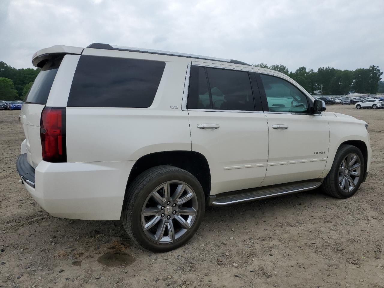 Photo 2 VIN: 1GNSKCKC0FR651622 - CHEVROLET TAHOE 