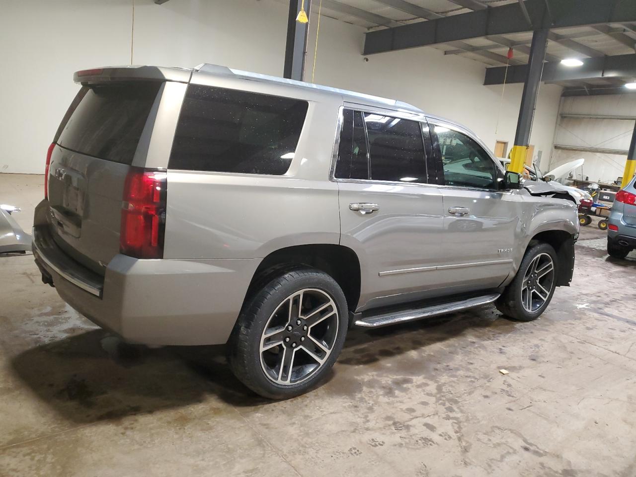 Photo 2 VIN: 1GNSKCKC0JR277103 - CHEVROLET TAHOE 