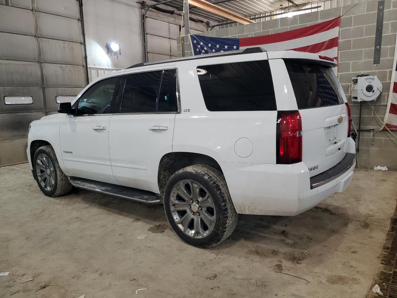 Photo 1 VIN: 1GNSKCKC4GR143509 - CHEVROLET TAHOE 