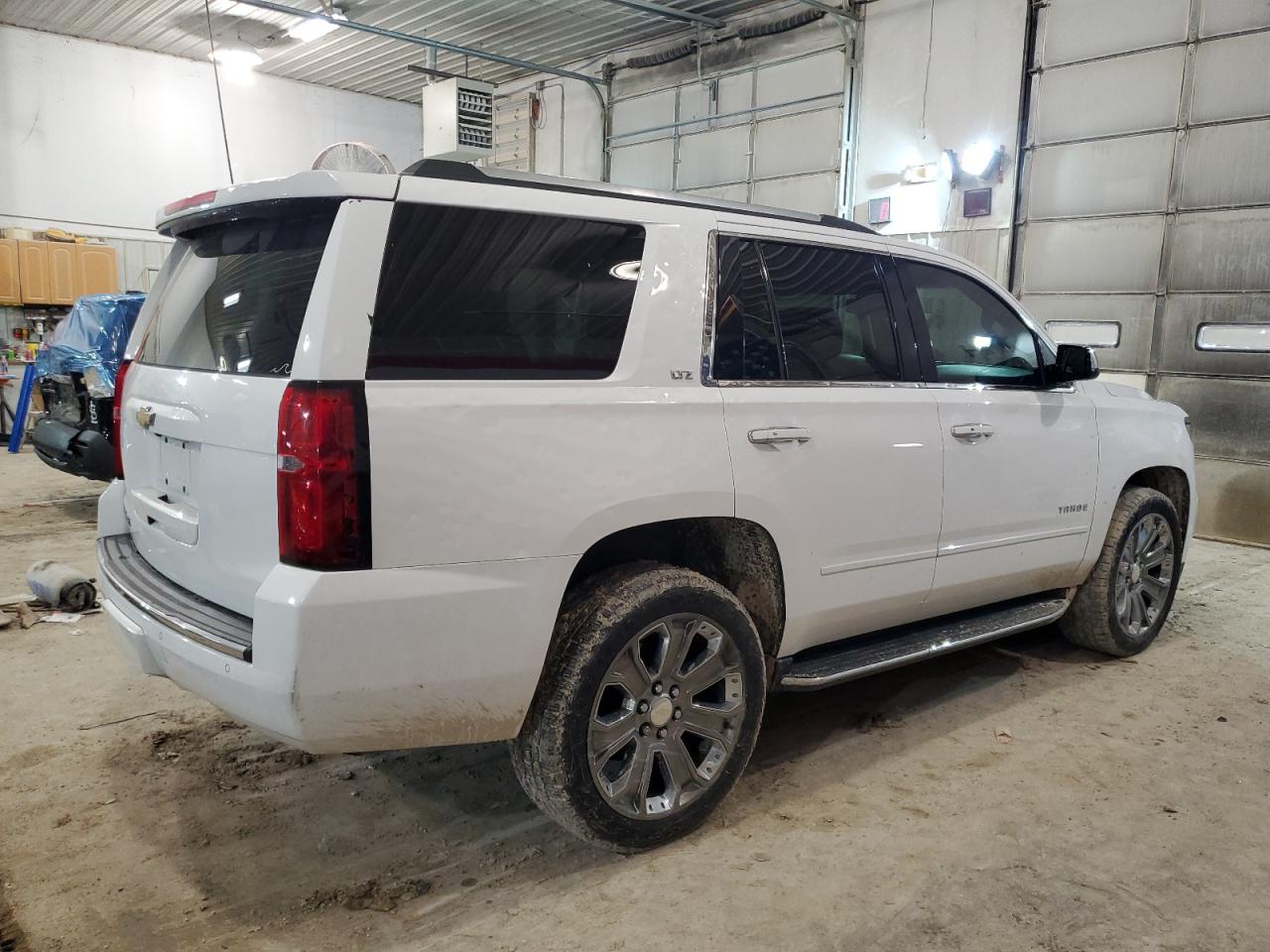 Photo 2 VIN: 1GNSKCKC4GR143509 - CHEVROLET TAHOE 