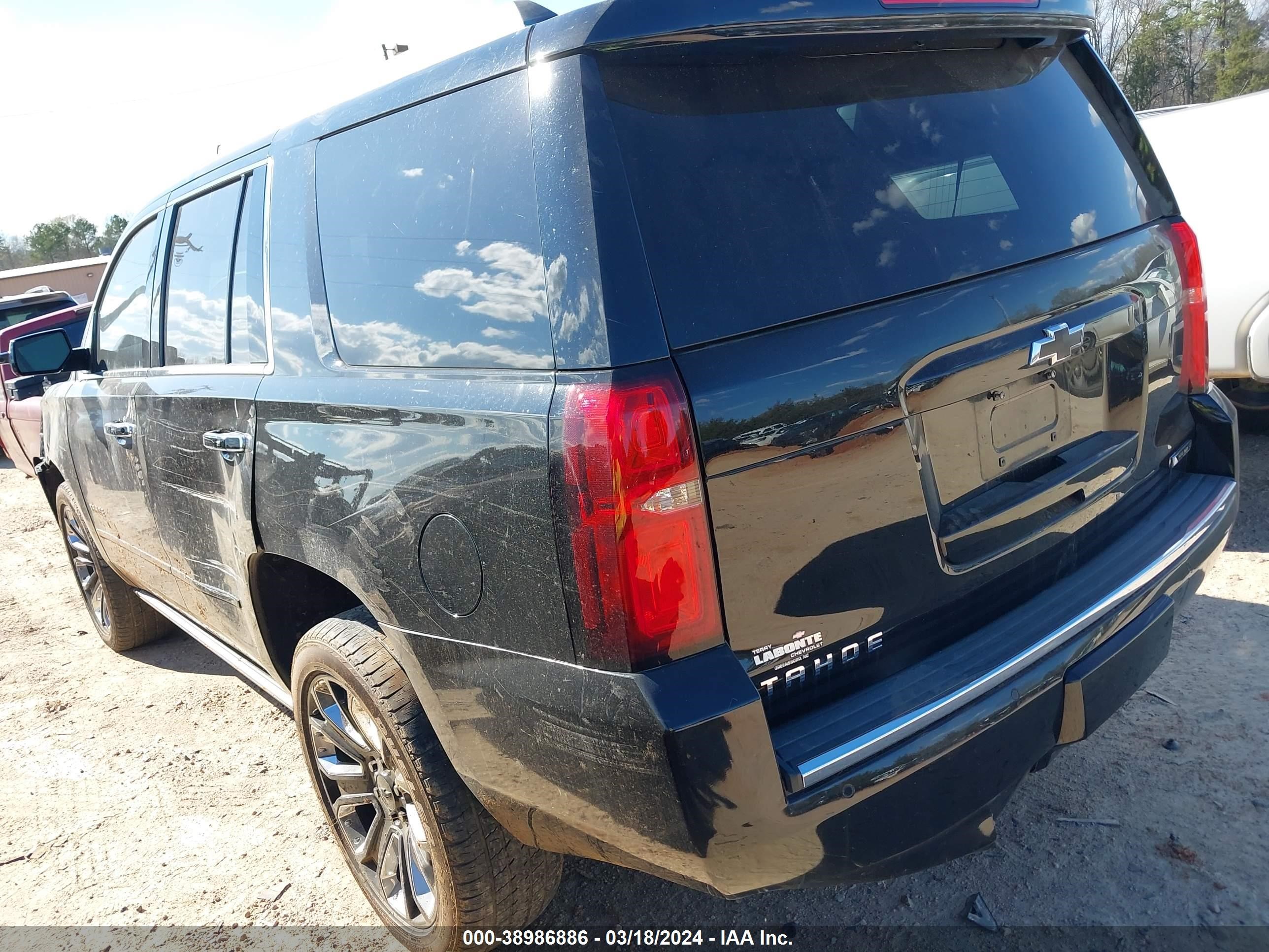 Photo 2 VIN: 1GNSKCKC8JR102498 - CHEVROLET TAHOE 