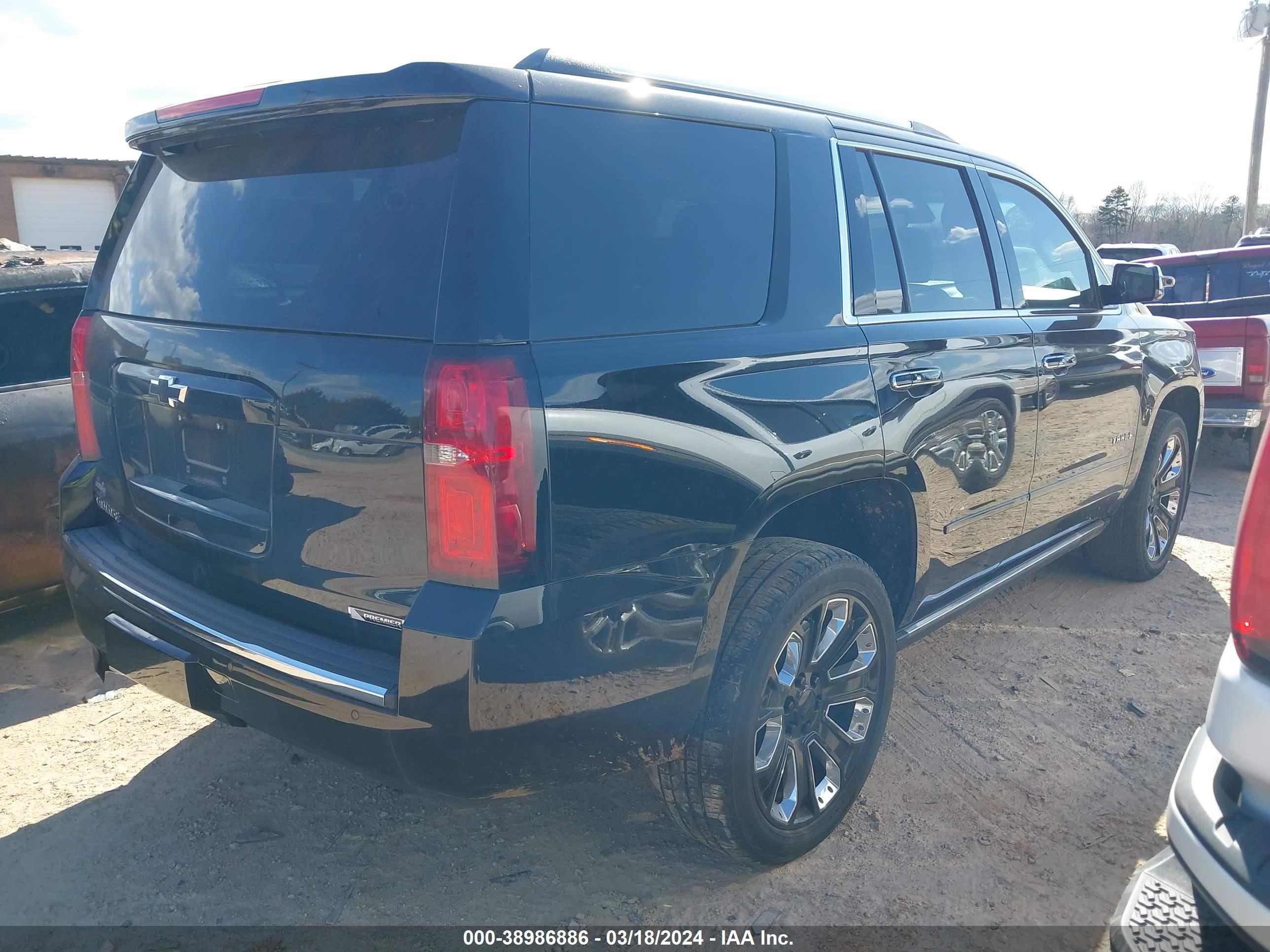 Photo 3 VIN: 1GNSKCKC8JR102498 - CHEVROLET TAHOE 