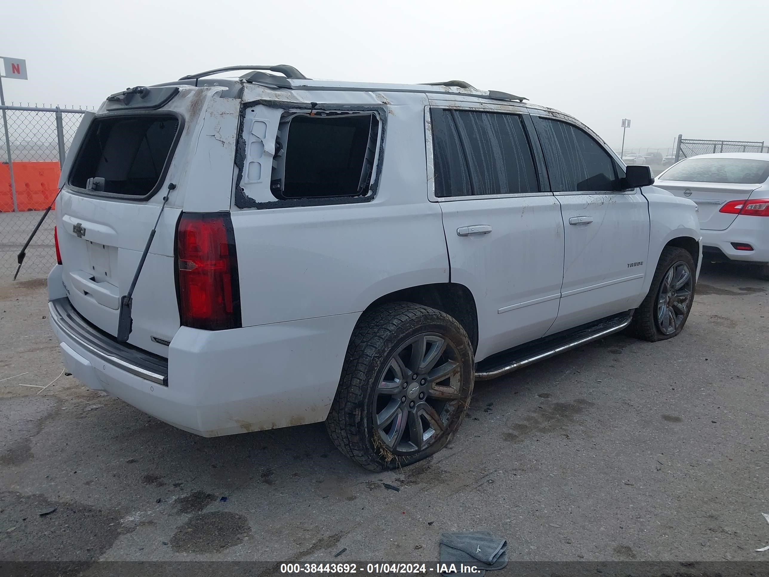 Photo 3 VIN: 1GNSKCKC8JR198472 - CHEVROLET TAHOE 