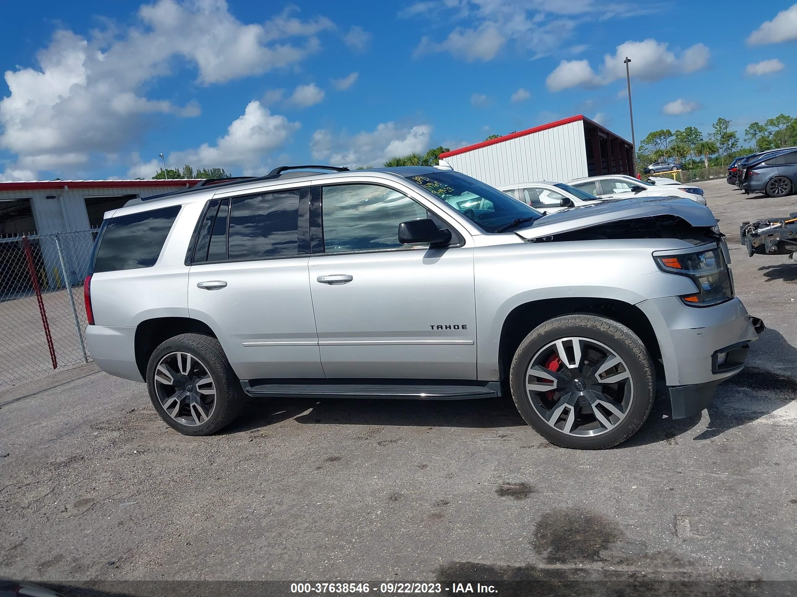 Photo 12 VIN: 1GNSKCKJ4JR396920 - CHEVROLET TAHOE 