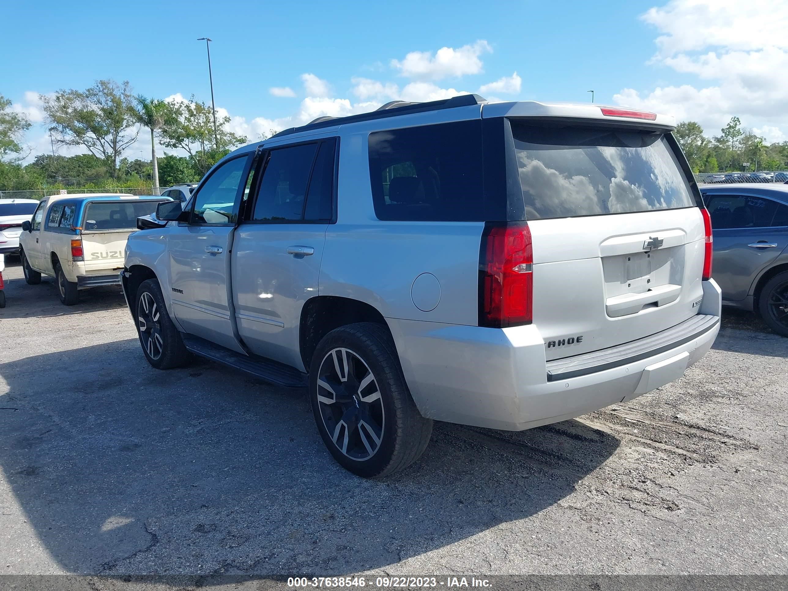 Photo 2 VIN: 1GNSKCKJ4JR396920 - CHEVROLET TAHOE 