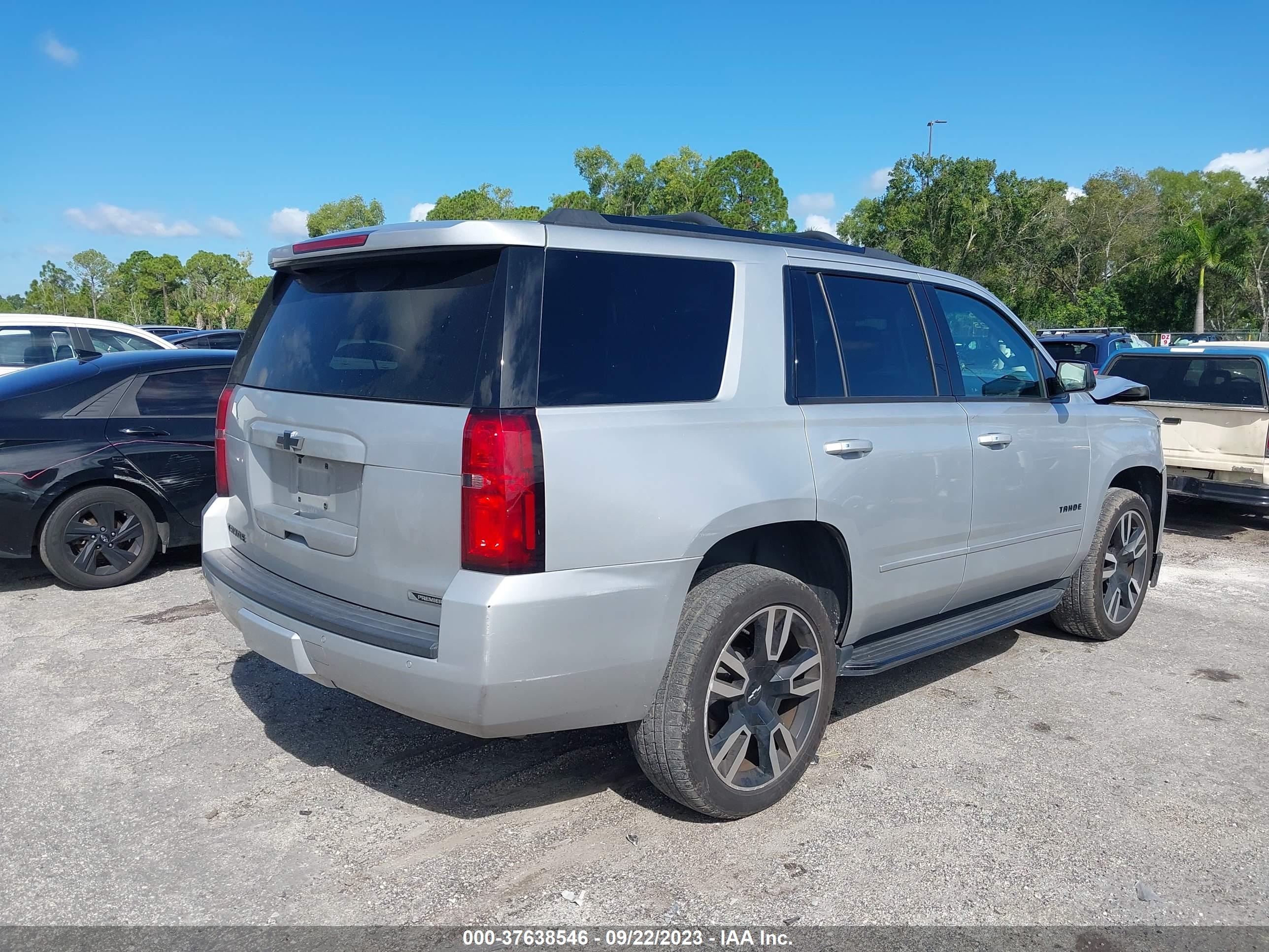 Photo 3 VIN: 1GNSKCKJ4JR396920 - CHEVROLET TAHOE 