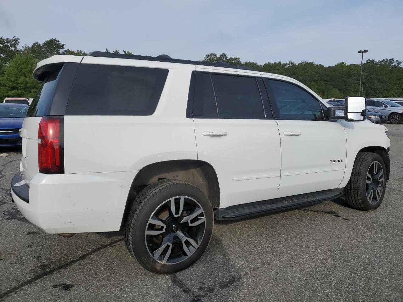 Photo 2 VIN: 1GNSKCKJ4KR216403 - CHEVROLET TAHOE 