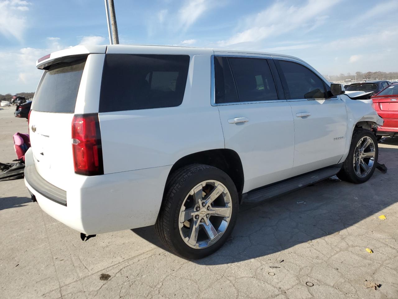 Photo 2 VIN: 1GNSKDEC1JR236626 - CHEVROLET TAHOE 