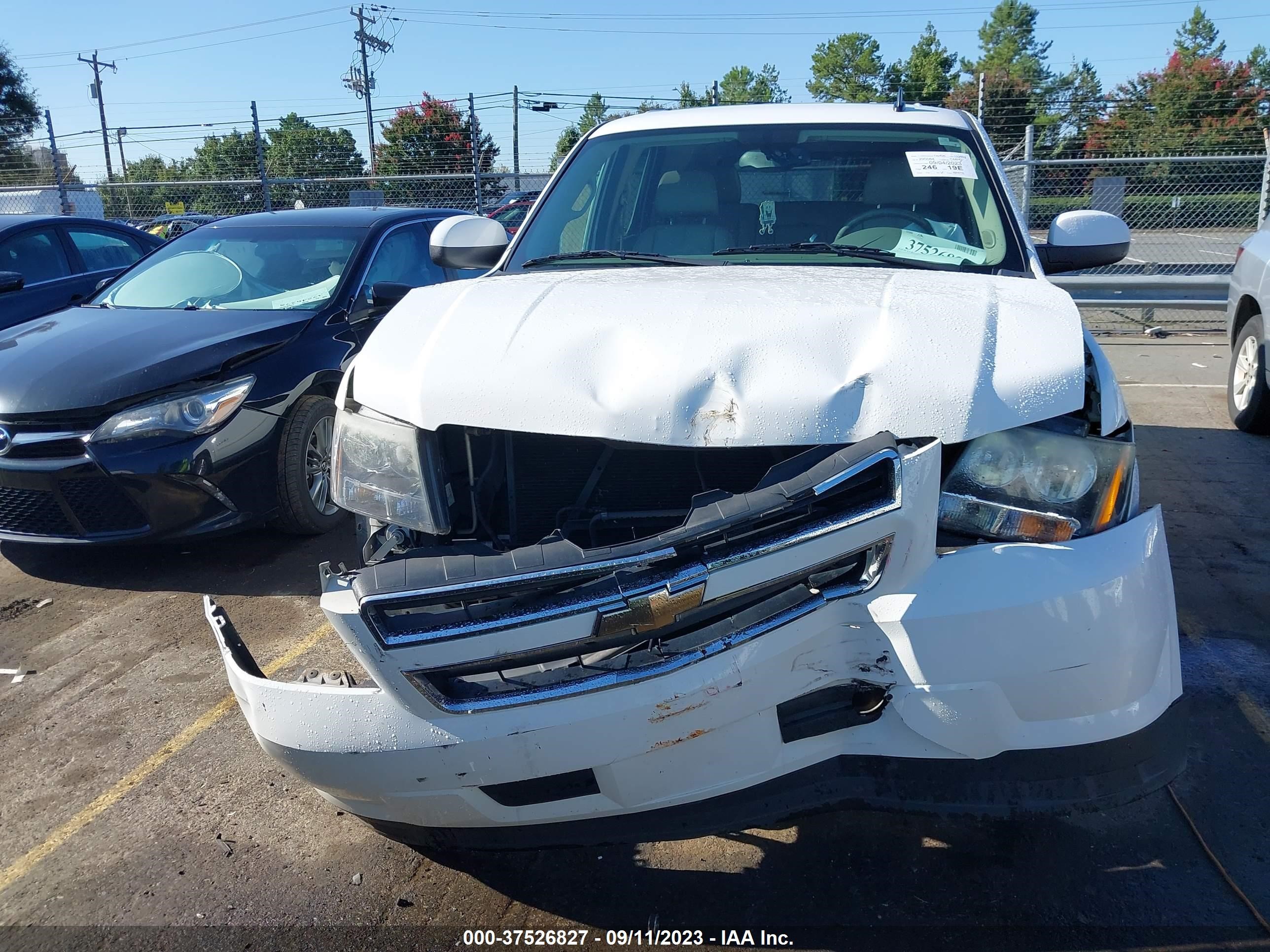 Photo 10 VIN: 1GNSKDFJ2BR159859 - CHEVROLET TAHOE 