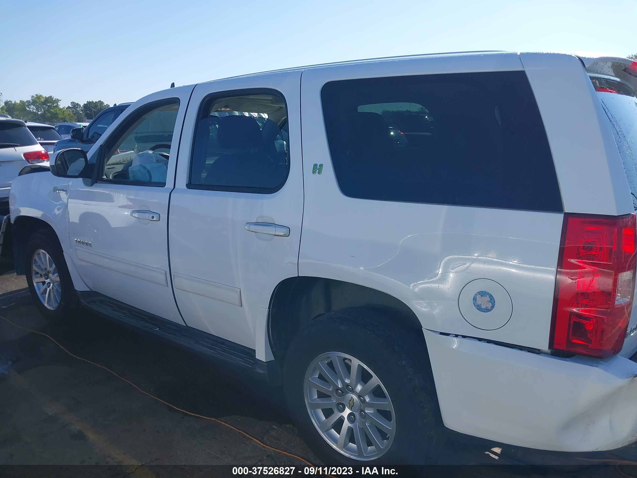 Photo 12 VIN: 1GNSKDFJ2BR159859 - CHEVROLET TAHOE 