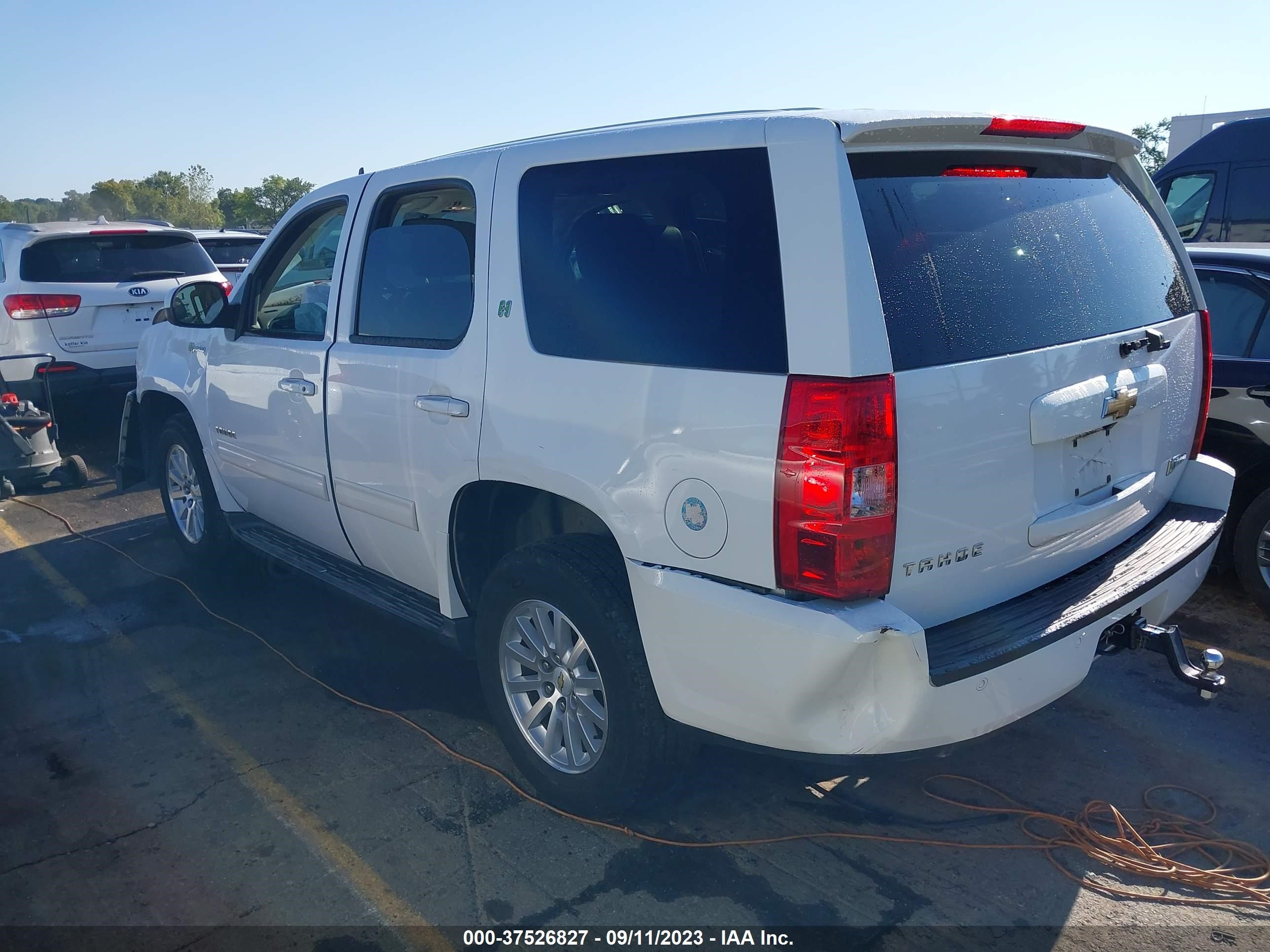 Photo 2 VIN: 1GNSKDFJ2BR159859 - CHEVROLET TAHOE 